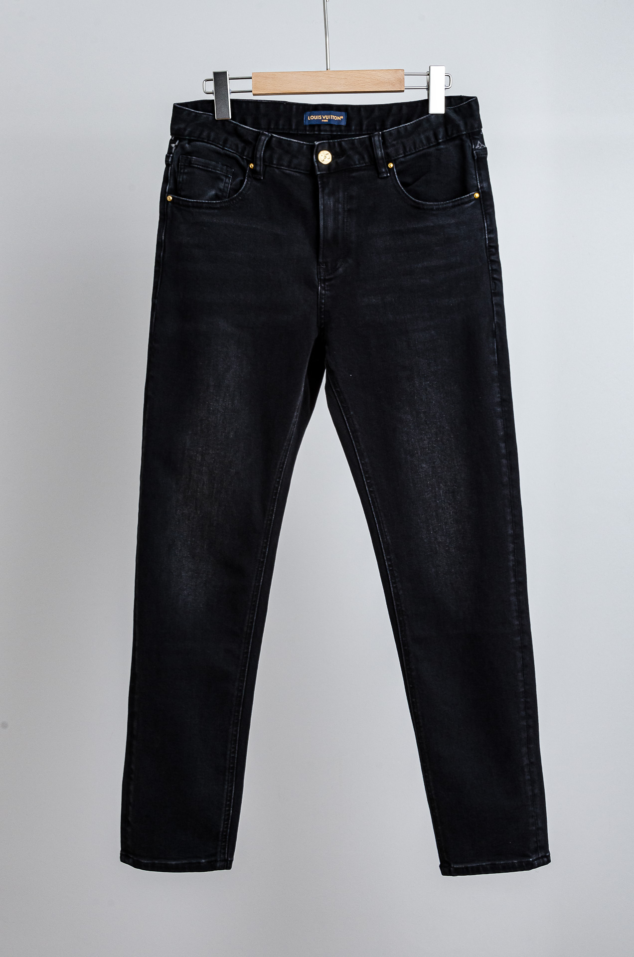 NO:525880,LV 2025 Men's Fashion Straight Jeans Trousers!  The latest trouser items are dedicated, and all quality-controlled male fans must buy. Such a pair of jeans can be afforded rare in the world!  This jeans are made of imported washing denim cotton. The flexible and solid fabric is naturally crisp and tough, with a soft and elastic feel. It is made of high-quality denim cotton. The texture of the surface is clear and delicate, and it is comfortable and breathable. The thin style in summer is very suitable for wearing in spring, summer and summer. The fashionable performance brought by this item is irresistible!  The leather logo on the waist nameplate, buttons engraved with exquisite logos, and YKK metal zipper closure on the closure, all the auxiliary materials are exquisitely configured!  The straight slim jeans outfit style is enough to improve your outfit style when paired in daily life. The upper body effect will definitely not disappoint you!  The slim fit style complements the clean and simple appearance. The upper body is not tight, loose and comfortable, and the high-end model of the business and casual series, the rear pocket logo embellishes, echoing the leather nameplate logo on the waist of the trouser, highlighting the brand attributes. Size 30-38 (no 35 37),,louis vuitton,jeans,alexander wang19860909LV 2025男士时尚直筒牛仔长裤！最新裤装单品奉献,所有品质控男粉必须入手的极品,这样一条段位的牛仔裤,担得起世所罕见！ 此款牛仔裤甄选客供进口水洗牛仔棉布制成,柔韧又坚实的面料天然的挺括和硬朗既视感,手感柔软富有弹力,采用优质牛仔棉精制,表面斜纹棉肌理感清晰细腻,着身舒适透气,夏季的薄款,很适合春夏夏天穿着.这种单品所带来的时髦性能让人无法抵抗！后腰铭牌皮标,刻有精致字样Logo的纽扣,以及门襟YKK金属拉链闭合,所有辅料配置精妙绝伦！直筒修身的牛仔裤装版型剪裁,日常搭配起来足以提升你的穿搭格调,上身效果绝对不会让你失望！合体修身的版型与干净简洁的外观相得益彰. 上身不紧绷,宽松舒适,商务休闲系列的高级款,后口袋兜logo标识点缀,与裤腰皮革铭牌标识相呼应,突显出品牌属性. 尺码30-38（无35 37）,,louis vuitton,jeans,alexander wang,Men's clothing