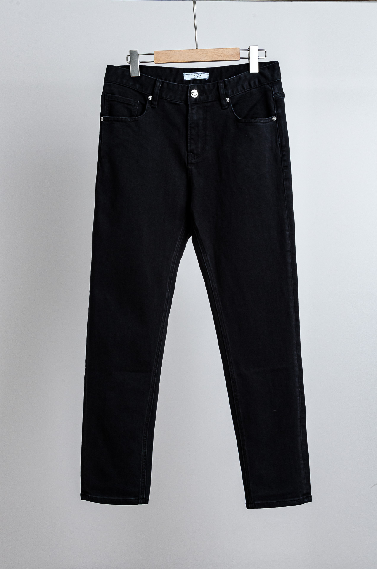 NO:525887,Prada Prada 2025 Men's Fashion Straight Jeans Trousers!  The latest trouser items are dedicated, and all quality-controlled male fans must buy. Such a pair of jeans can be afforded rare in the world!  This jeans are made of imported washing denim cotton. The flexible and solid fabric is naturally crisp and tough, with a soft and elastic feel. It is made of high-quality denim cotton. The texture on the surface is clear and delicate, and the texture is comfortable and breathable. The thin style in summer is very suitable for wearing in spring, summer and summer. The fashionable performance brought by this item is irresistible!  The leather logo on the waist nameplate, buttons engraved with exquisite logos, and YKK metal zipper closure on the closure, all the auxiliary materials are exquisitely configured!  The straight slim jeans outfit style is enough to improve your outfit style when paired in daily life. The upper body effect will definitely not disappoint you!  The slim fit style complements the clean and simple appearance. The upper body is not tight, loose and comfortable, and the high-end model of the business and casual series, the rear pocket logo embellishes, echoing the leather nameplate logo on the waist of the trouser, highlighting the brand attributes. Size 30-38 (no 35 37), prada, prada, jeans, alexander wang19860909Prada普拉达2025男士时尚直筒牛仔长裤！最新裤装单品奉献,所有品质控男粉必须入手的极品,这样一条段位的牛仔裤,担得起世所罕见！ 此款牛仔裤甄选客供进口水洗牛仔棉布制成,柔韧又坚实的面料天然的挺括和硬朗既视感,手感柔软富有弹力,采用优质牛仔棉精制,表面斜纹棉肌理感清晰细腻,着身舒适透气,夏季的薄款,很适合春夏夏天穿着.这种单品所带来的时髦性能让人无法抵抗！后腰铭牌皮标,刻有精致字样Logo的纽扣,以及门襟YKK金属拉链闭合,所有辅料配置精妙绝伦！直筒修身的牛仔裤装版型剪裁,日常搭配起来足以提升你的穿搭格调,上身效果绝对不会让你失望！合体修身的版型与干净简洁的外观相得益彰. 上身不紧绷,宽松舒适,商务休闲系列的高级款,后口袋兜logo标识点缀,与裤腰皮革铭牌标识相呼应,突显出品牌属性. 尺码30-38（无35 37）,,prada,prada,jeans,alexander wang,Men's clothing