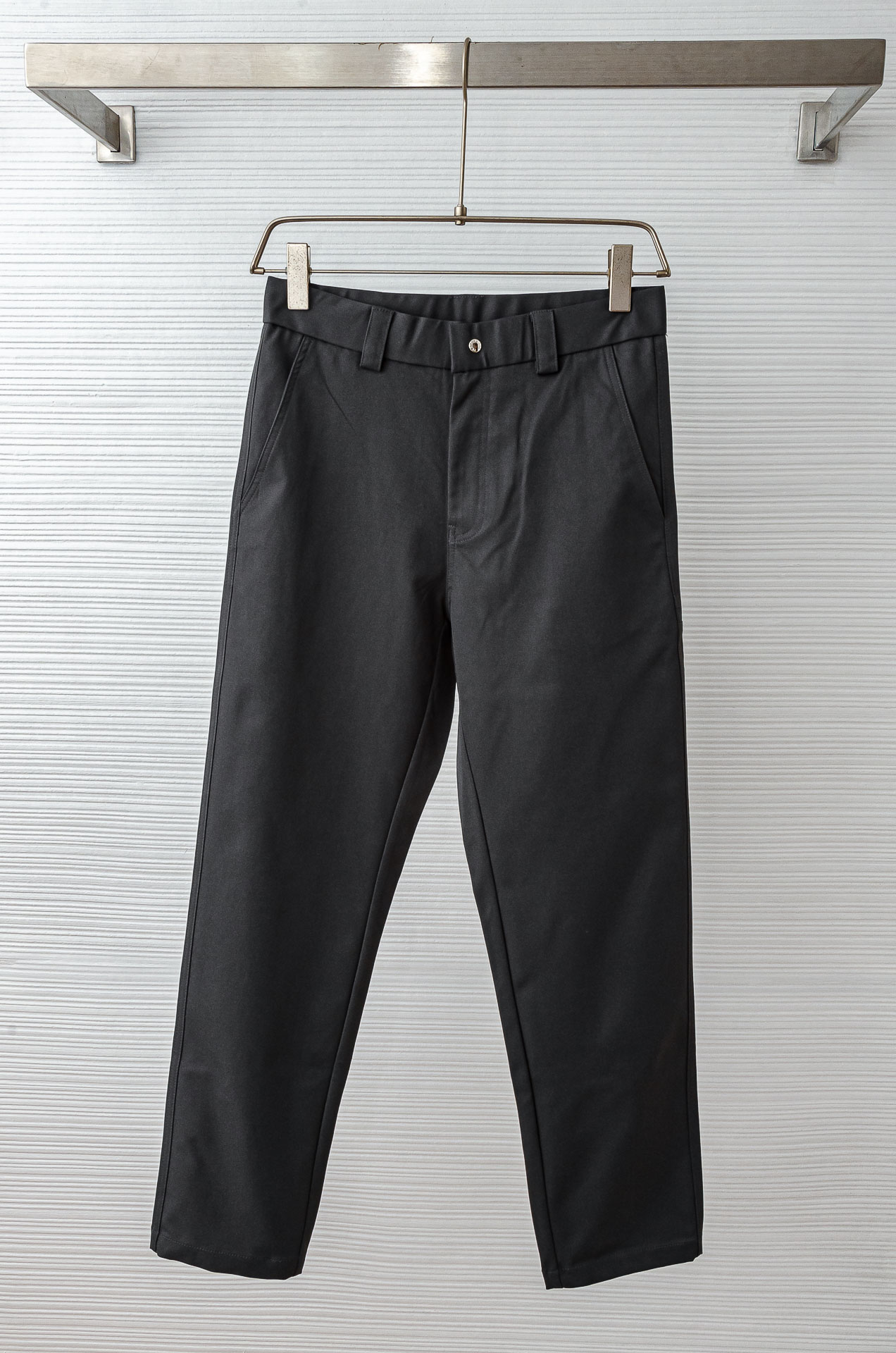 。 Kiton 2025新品时装款舒适直筒男士商务休闲长裤#极简风的一款休闲裤，采用直筒裤裤型剪裁 对腿