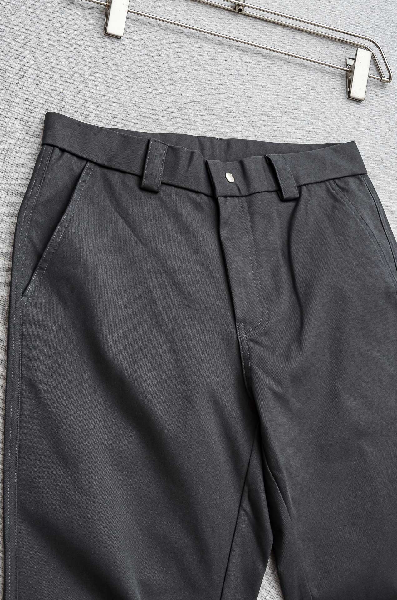 。 Kiton 2025新品时装款舒适直筒男士商务休闲长裤#极简风的一款休闲裤，采用直筒裤裤型剪裁 对腿