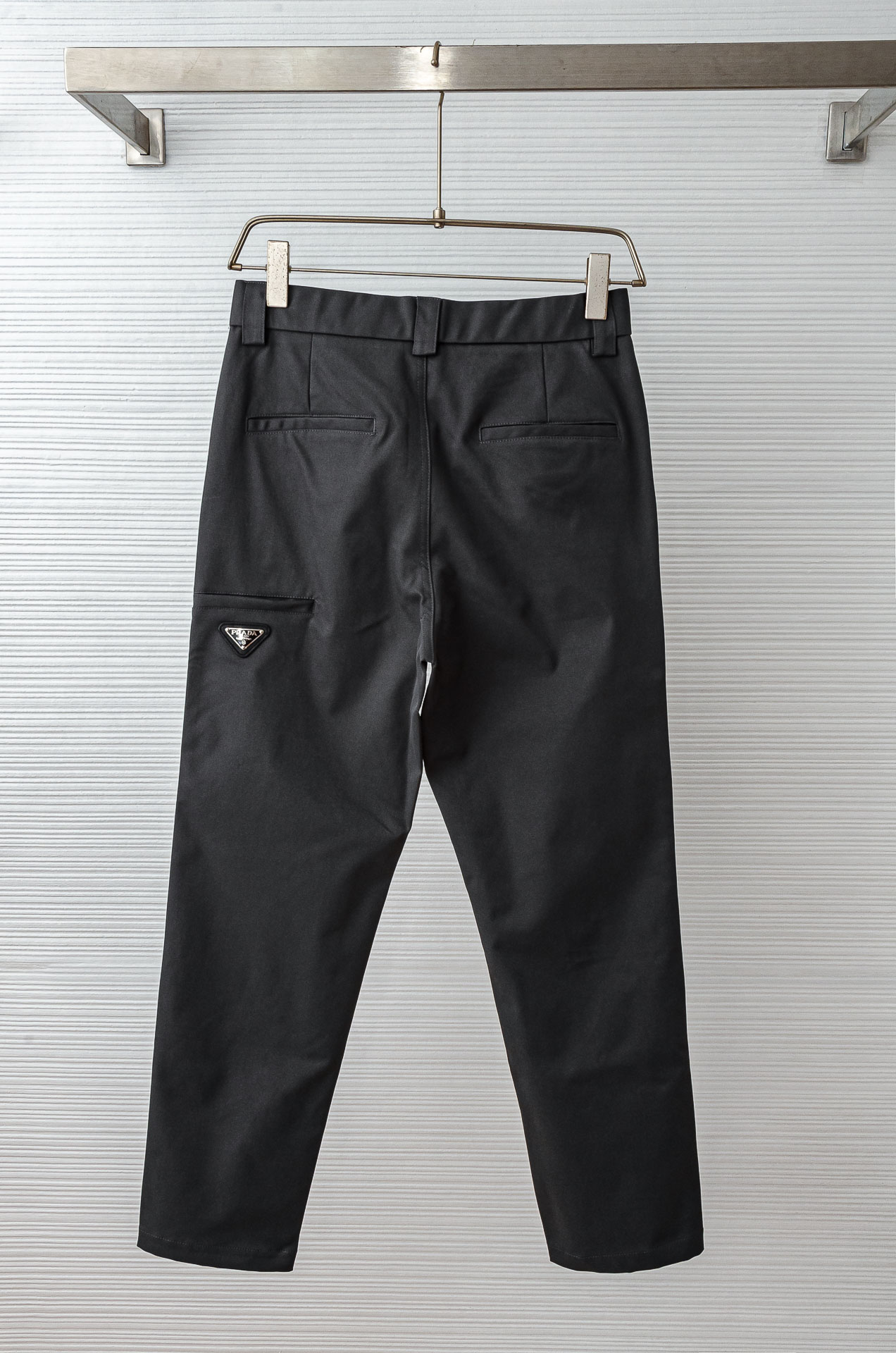 。 Kiton 2025新品时装款舒适直筒男士商务休闲长裤#极简风的一款休闲裤，采用直筒裤裤型剪裁 对腿