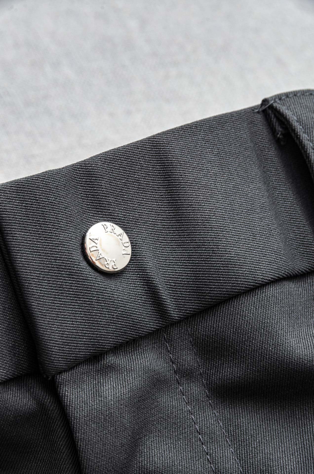 。 Kiton 2025新品时装款舒适直筒男士商务休闲长裤#极简风的一款休闲裤，采用直筒裤裤型剪裁 对腿