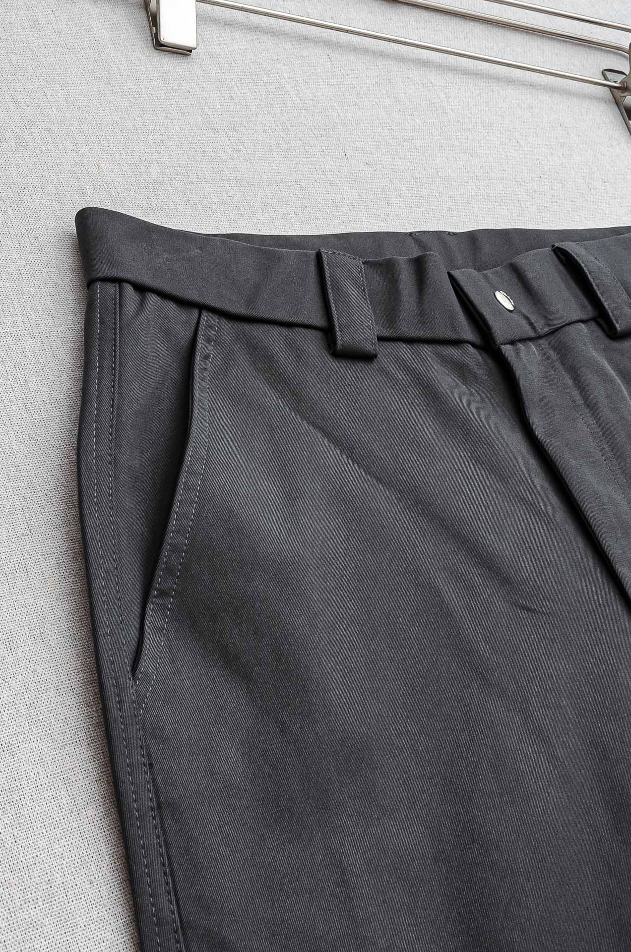 。 Kiton 2025新品时装款舒适直筒男士商务休闲长裤#极简风的一款休闲裤，采用直筒裤裤型剪裁 对腿