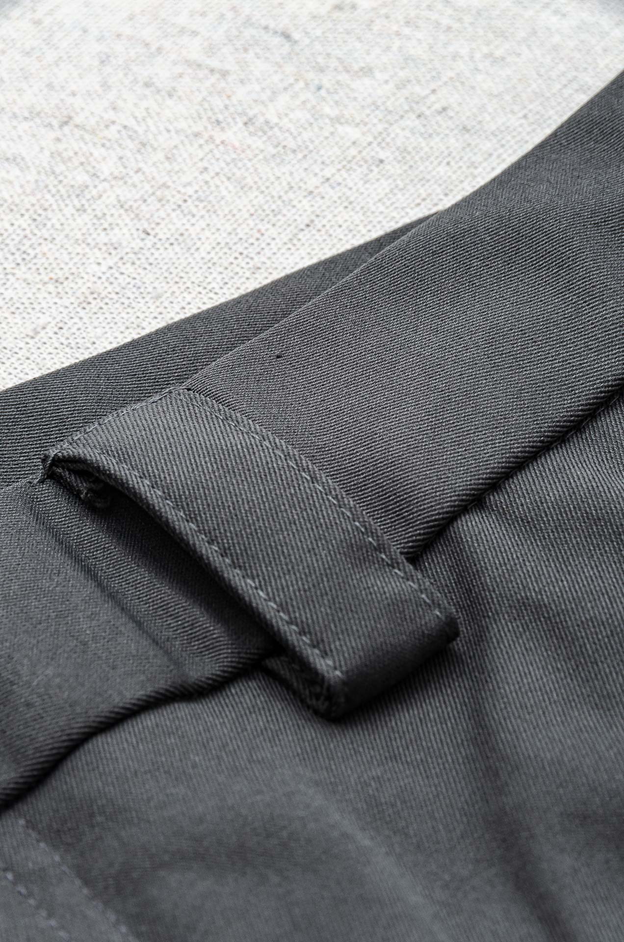 。 Kiton 2025新品时装款舒适直筒男士商务休闲长裤#极简风的一款休闲裤，采用直筒裤裤型剪裁 对腿