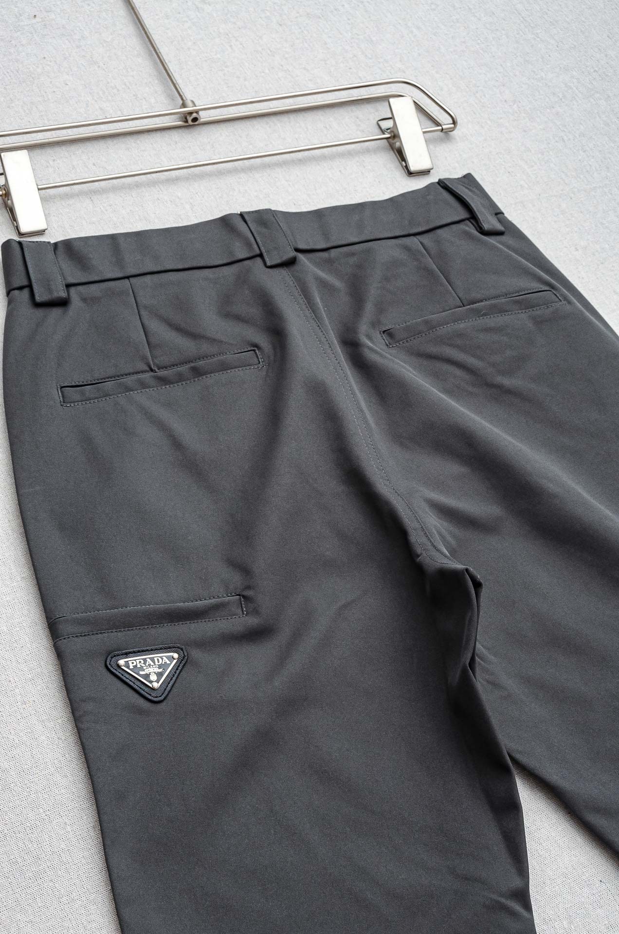 。 Kiton 2025新品时装款舒适直筒男士商务休闲长裤#极简风的一款休闲裤，采用直筒裤裤型剪裁 对腿