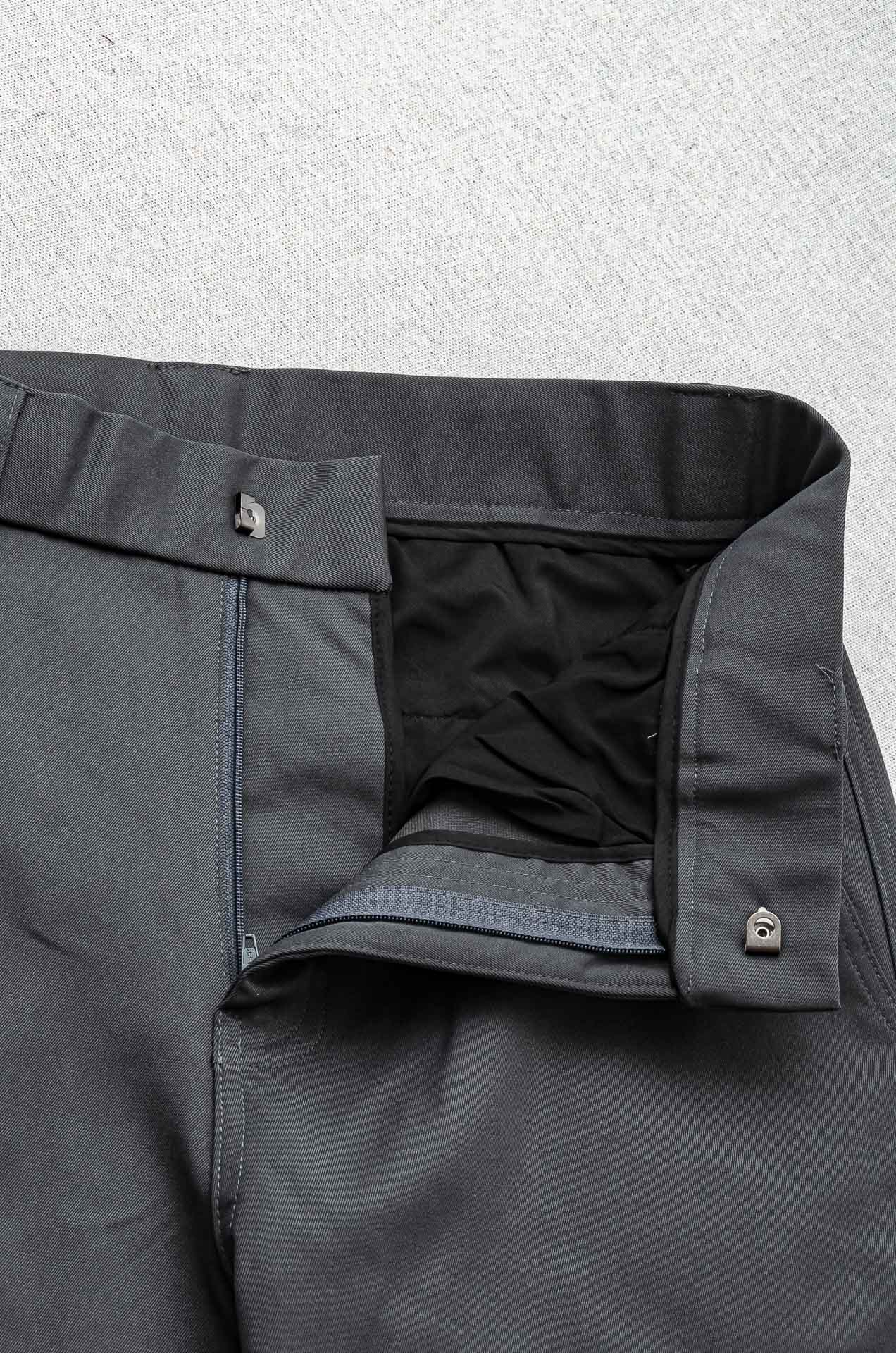 。 Kiton 2025新品时装款舒适直筒男士商务休闲长裤#极简风的一款休闲裤，采用直筒裤裤型剪裁 对腿