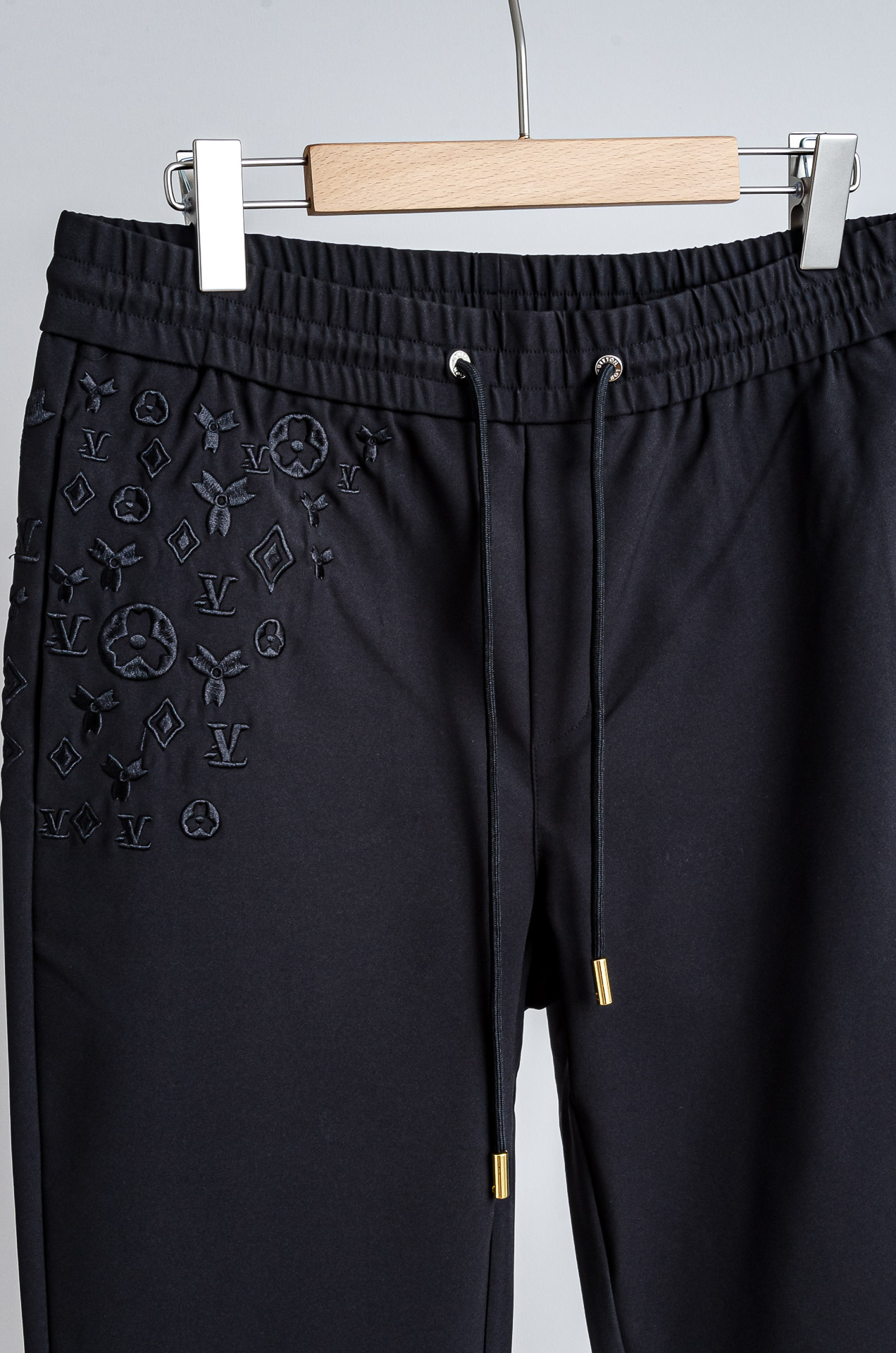 ☀️☀️L＊V. 2026ss立体刺绣修饰弹力抽绳腰头男士休闲舒适直筒长裤其匠心打造，毋庸置疑的极品重磅