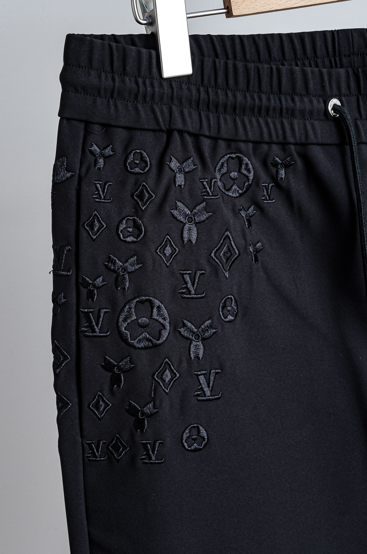 ☀️☀️L＊V. 2026ss立体刺绣修饰弹力抽绳腰头男士休闲舒适直筒长裤其匠心打造，毋庸置疑的极品重磅