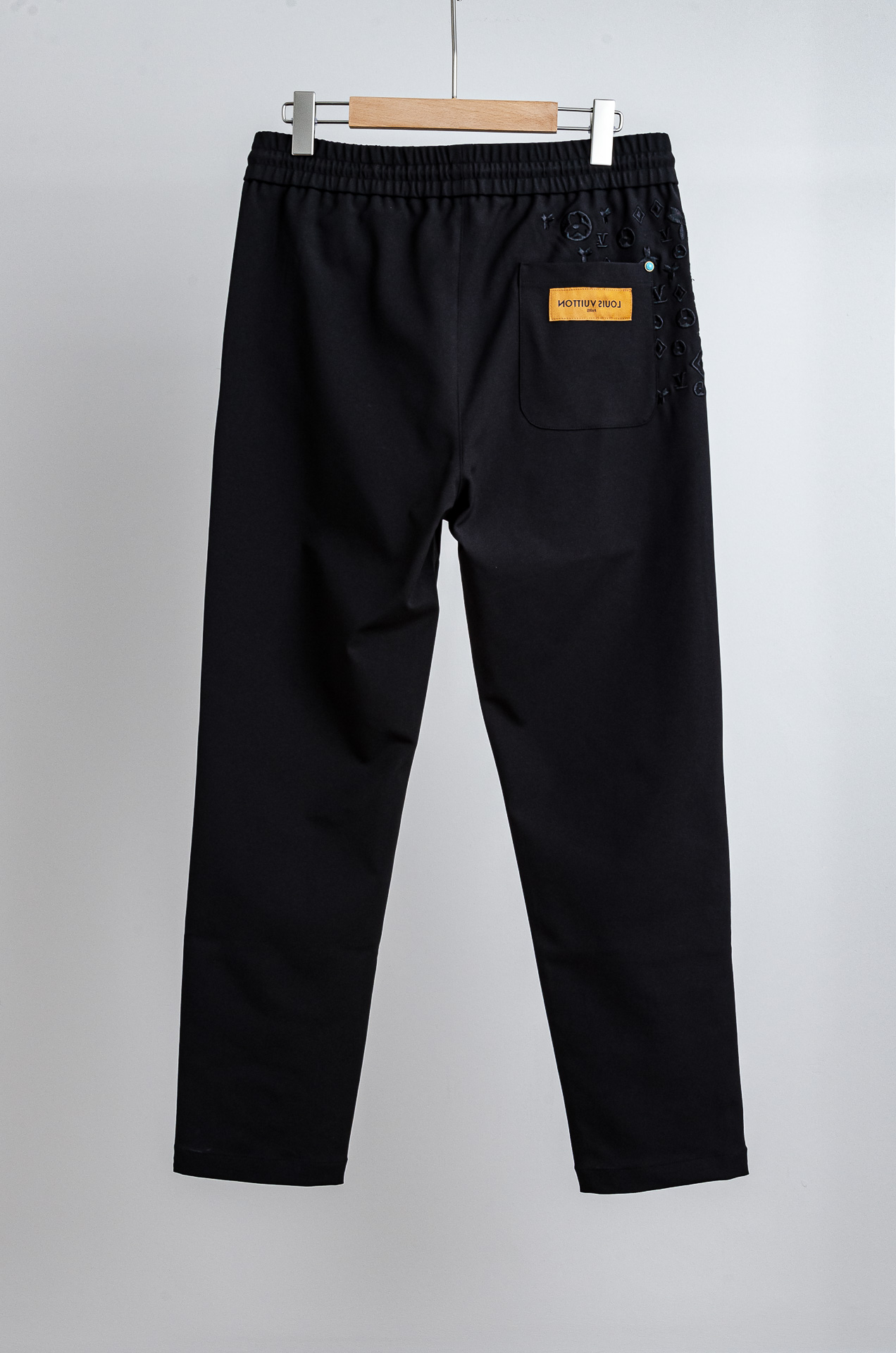 ☀️☀️L＊V. 2026ss立体刺绣修饰弹力抽绳腰头男士休闲舒适直筒长裤其匠心打造，毋庸置疑的极品重磅