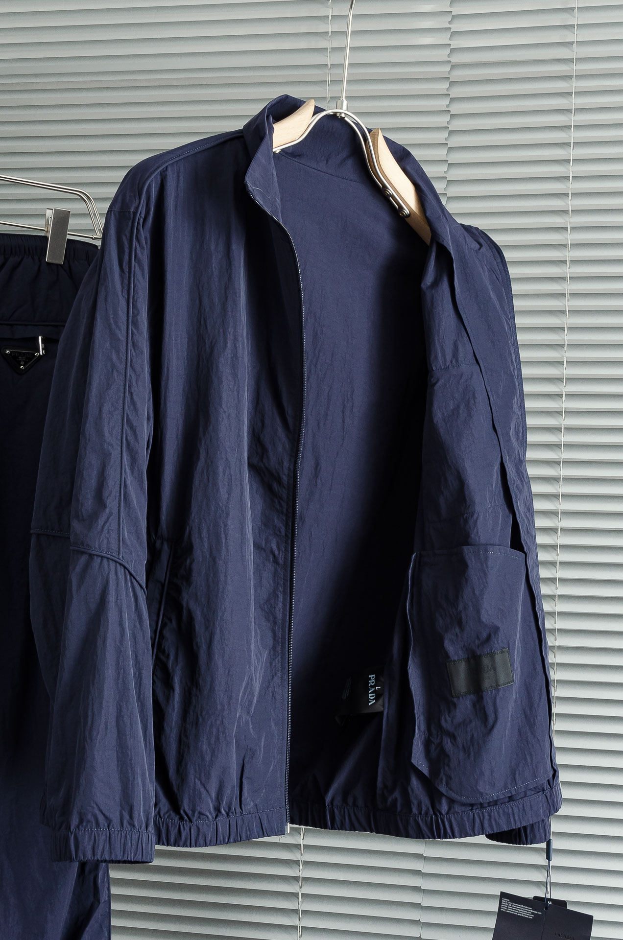 普拉达Prada2025FW科技轻薄尼龙面料夹克套装#(夹克外套+长裤)贸易公司稀有面料流出，市面上罕见