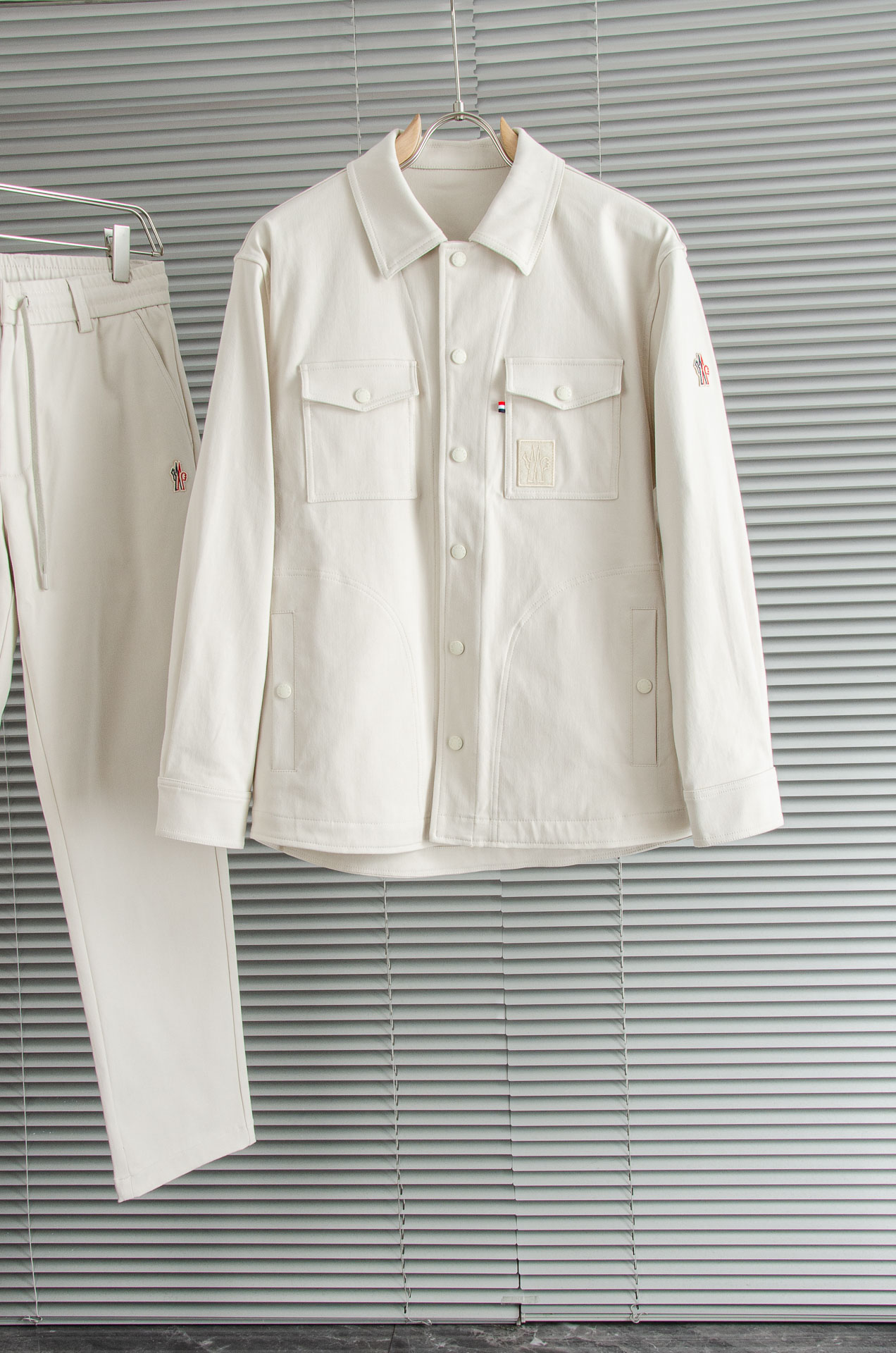 Moncler蒙口2025FW新品100%全棉休闲时尚套装#【直筒长裤➕翻领外套】简约的风格构造大气，自