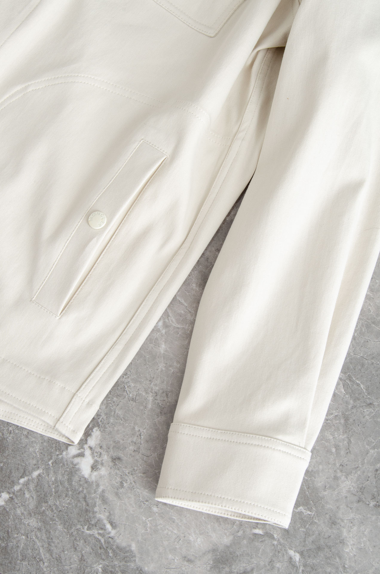 Moncler蒙口2025FW新品100%全棉休闲时尚套装#【直筒长裤➕翻领外套】简约的风格构造大气，自