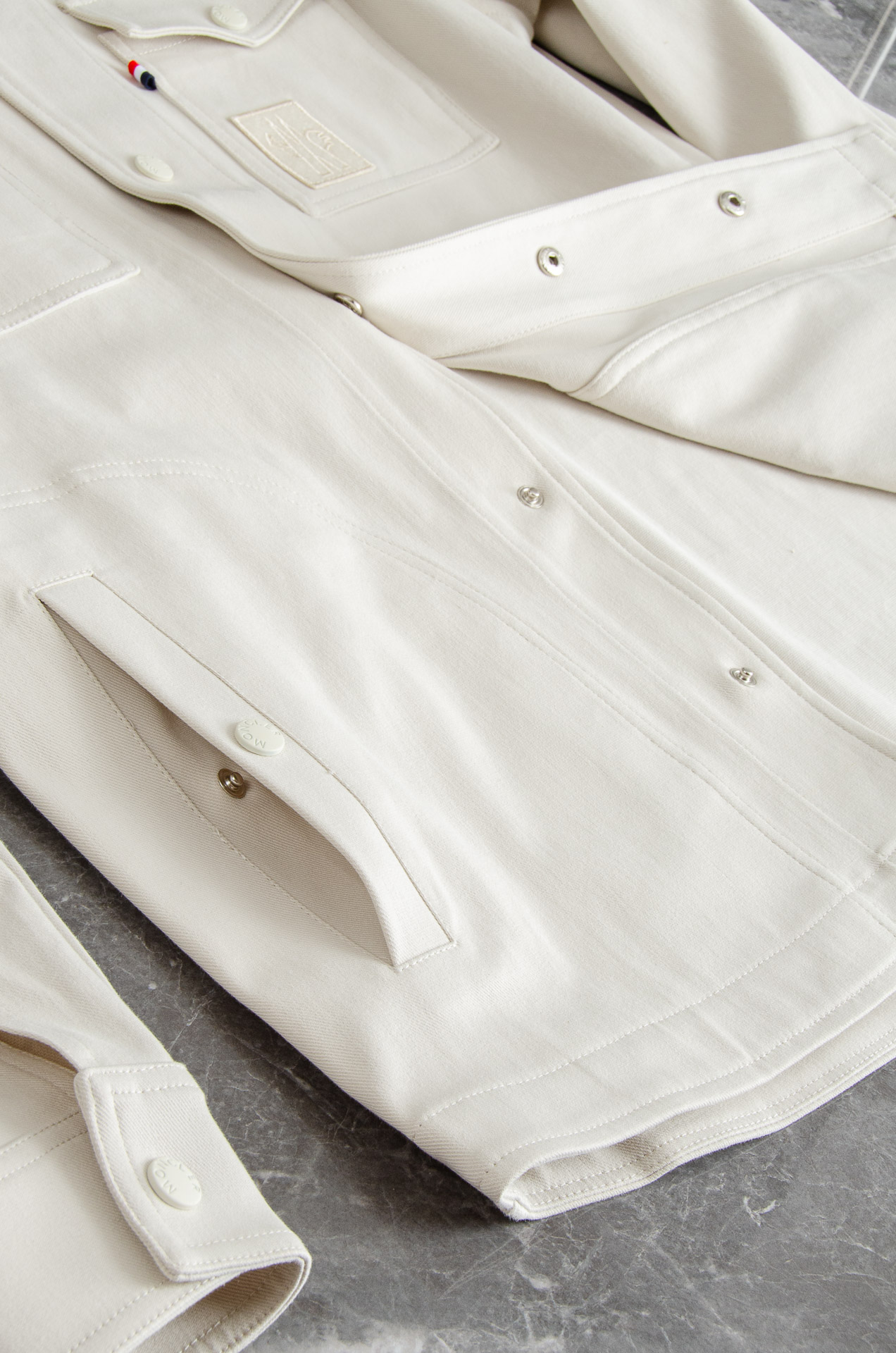 Moncler蒙口2025FW新品100%全棉休闲时尚套装#【直筒长裤➕翻领外套】简约的风格构造大气，自