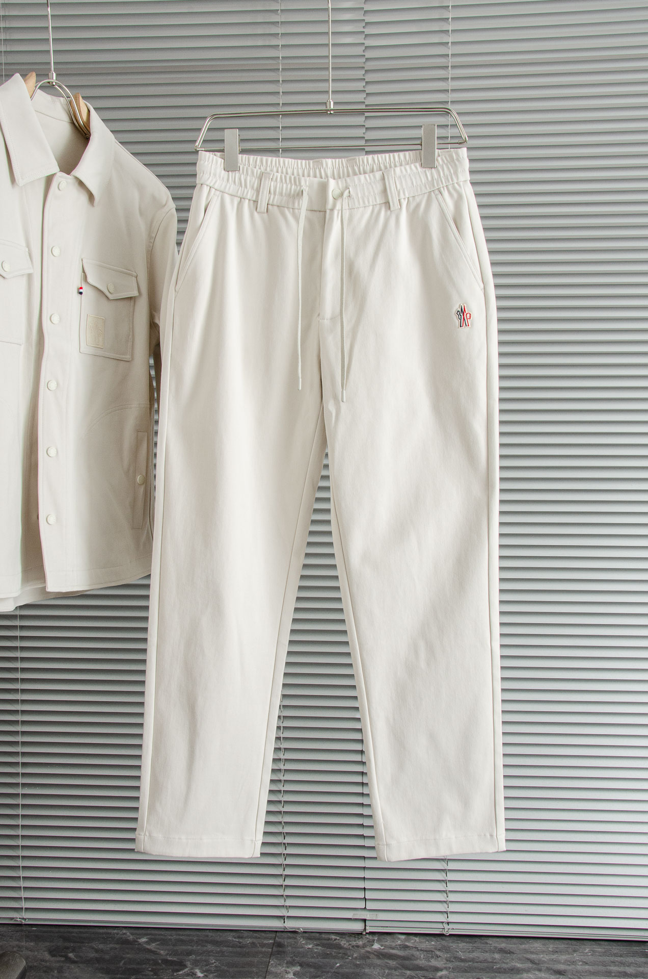 Moncler蒙口2025FW新品100%全棉休闲时尚套装#【直筒长裤➕翻领外套】简约的风格构造大气，自