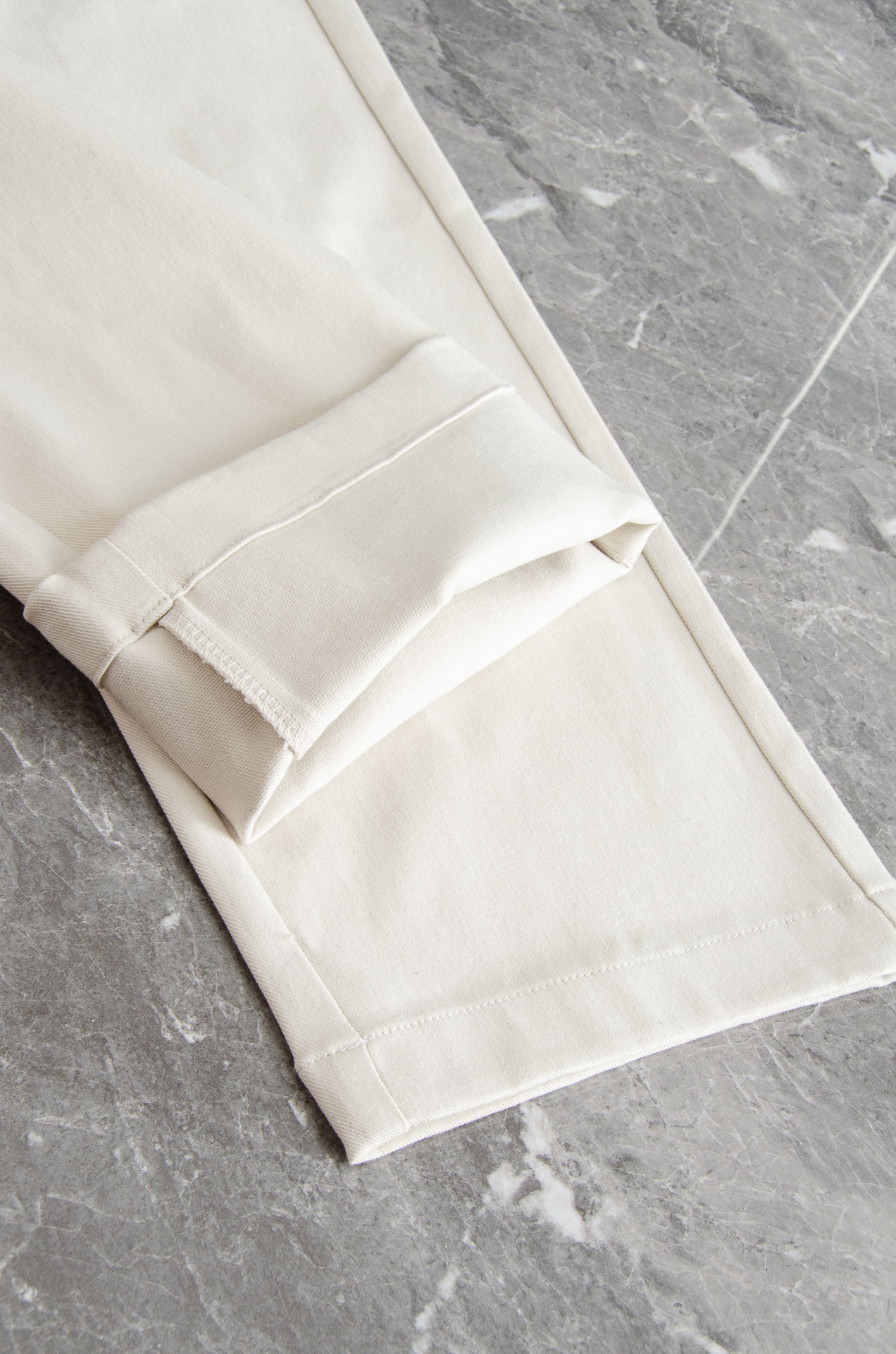 Moncler蒙口2025FW新品100%全棉休闲时尚套装#【直筒长裤➕翻领外套】简约的风格构造大气，自