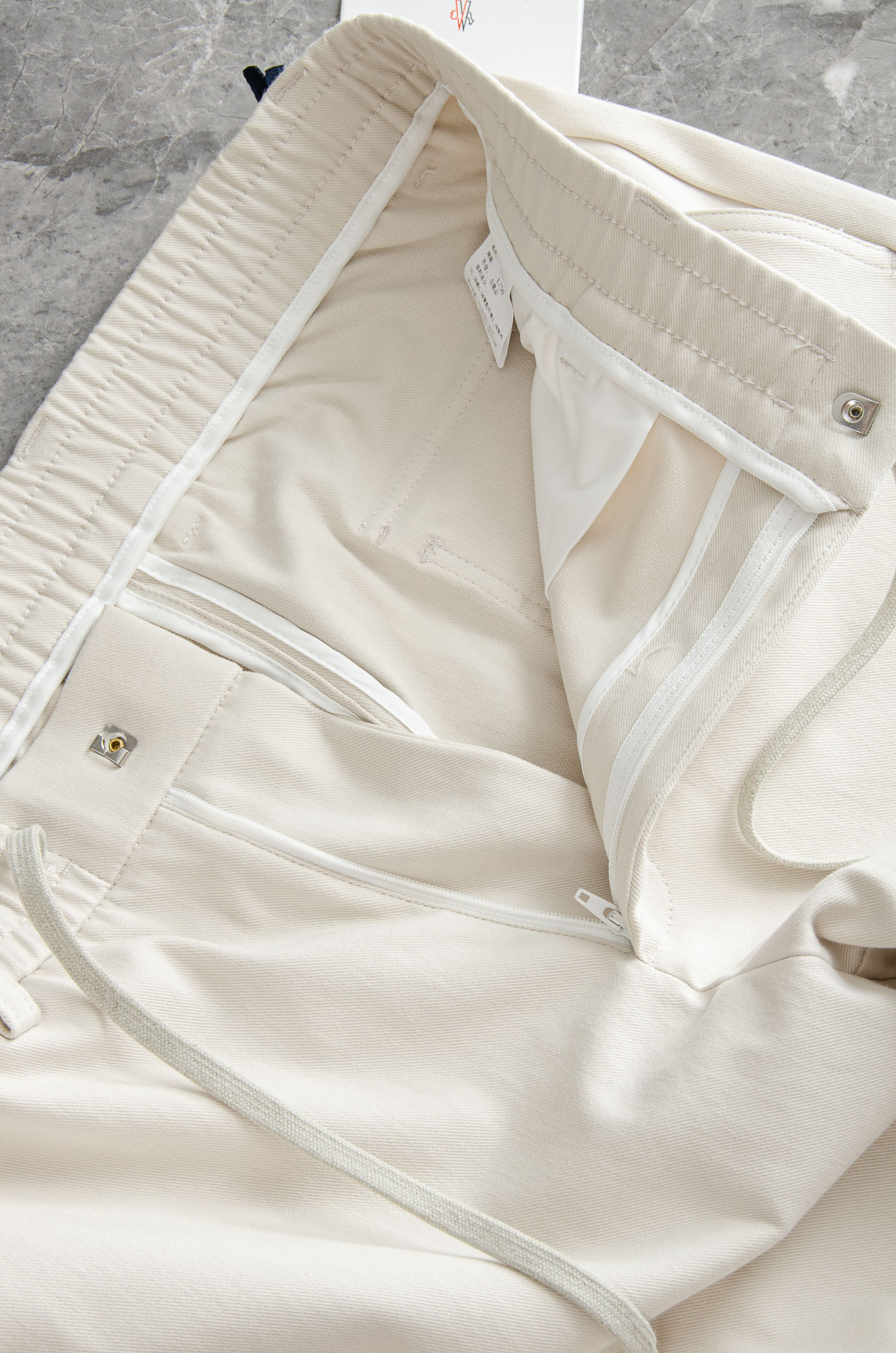 Moncler蒙口2025FW新品100%全棉休闲时尚套装#【直筒长裤➕翻领外套】简约的风格构造大气，自