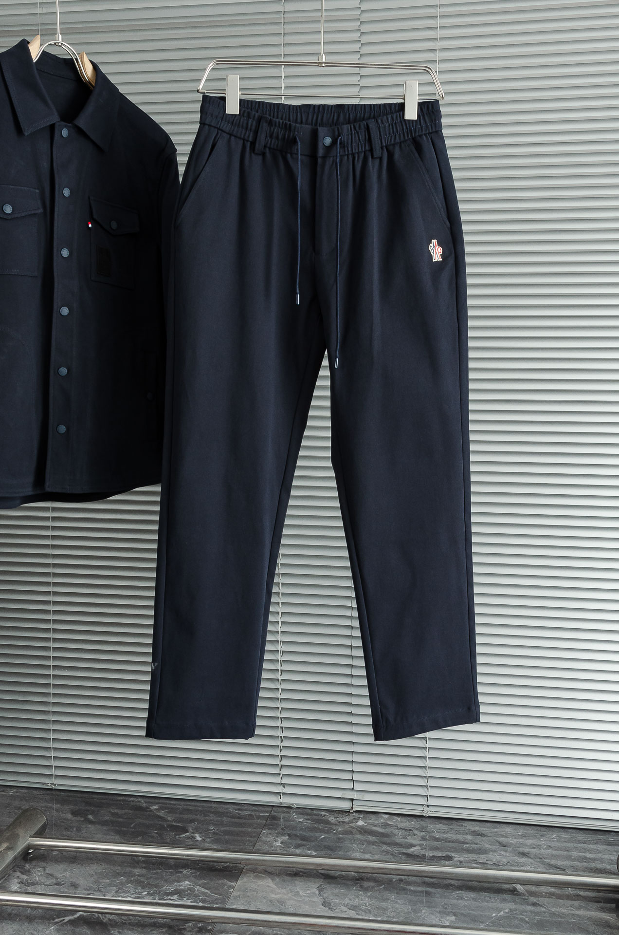 Moncler蒙口2025FW新品100%全棉休闲时尚套装#【直筒长裤➕翻领外套】简约的风格构造大气，自