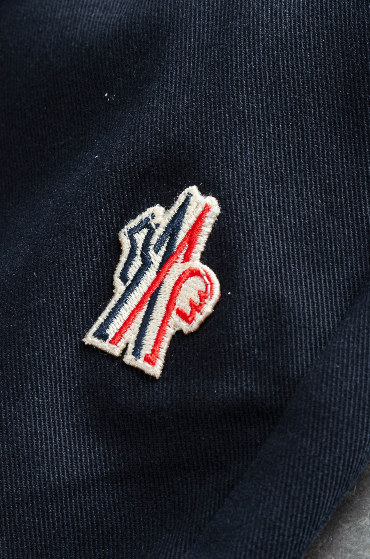 Moncler蒙口2025FW新品100%全棉休闲时尚套装#【直筒长裤➕翻领外套】简约的风格构造大气，自