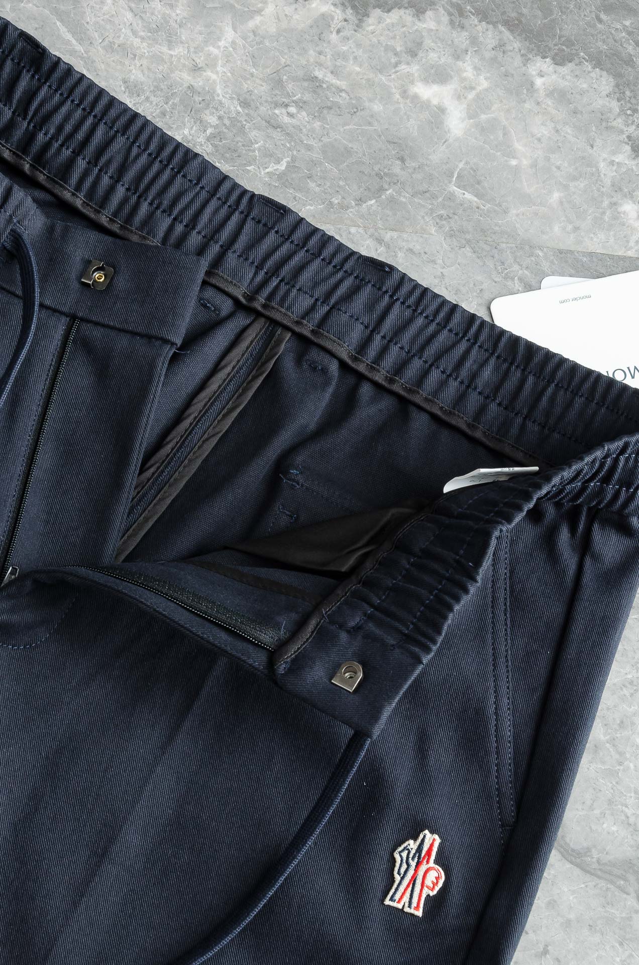 Moncler蒙口2025FW新品100%全棉休闲时尚套装#【直筒长裤➕翻领外套】简约的风格构造大气，自