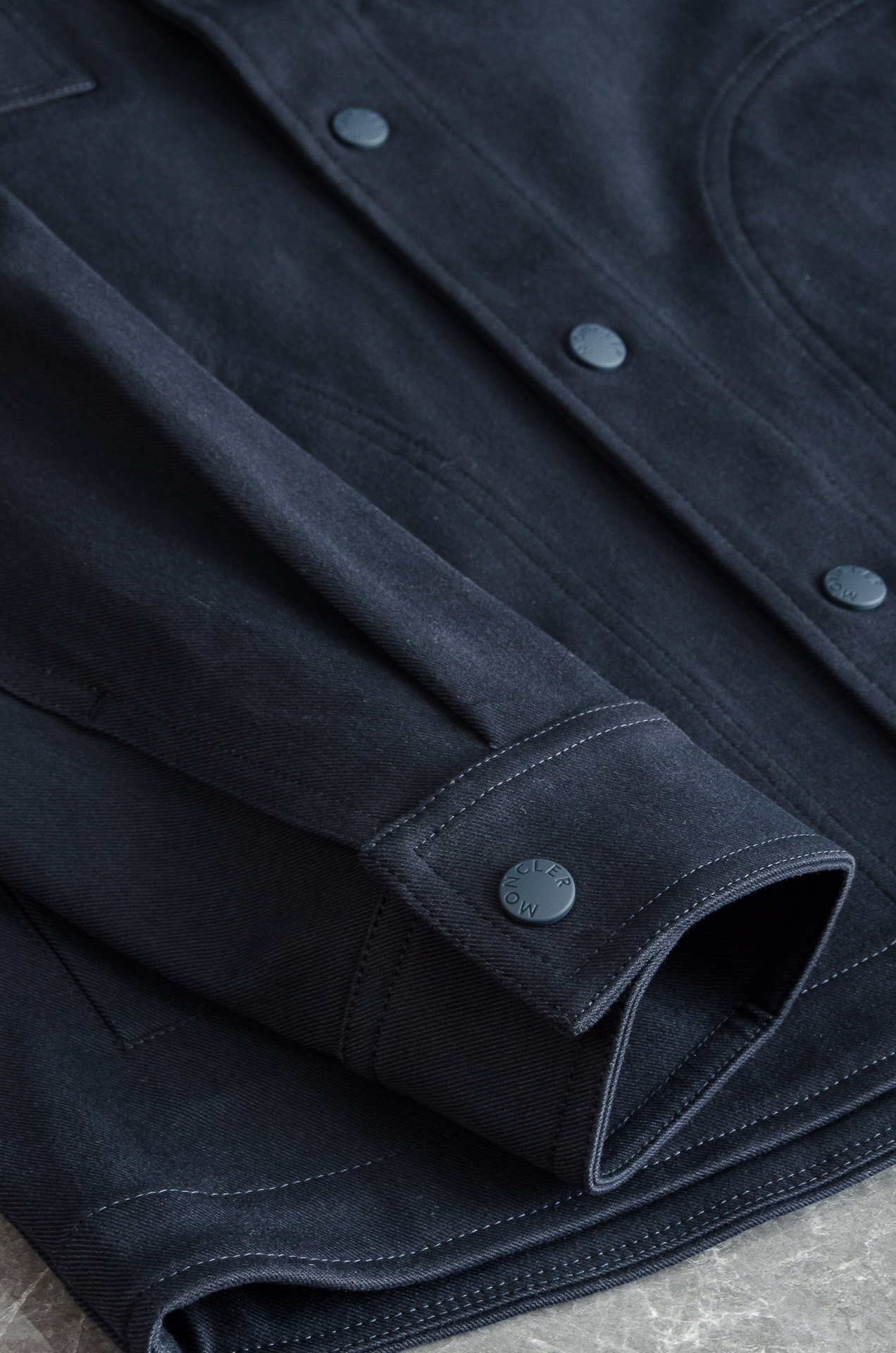 Moncler蒙口2025FW新品100%全棉休闲时尚套装#【直筒长裤➕翻领外套】简约的风格构造大气，自