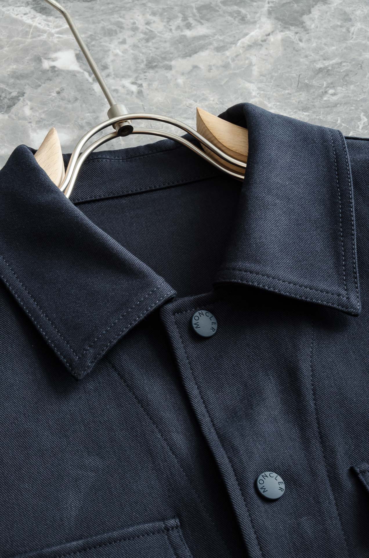 Moncler蒙口2025FW新品100%全棉休闲时尚套装#【直筒长裤➕翻领外套】简约的风格构造大气，自