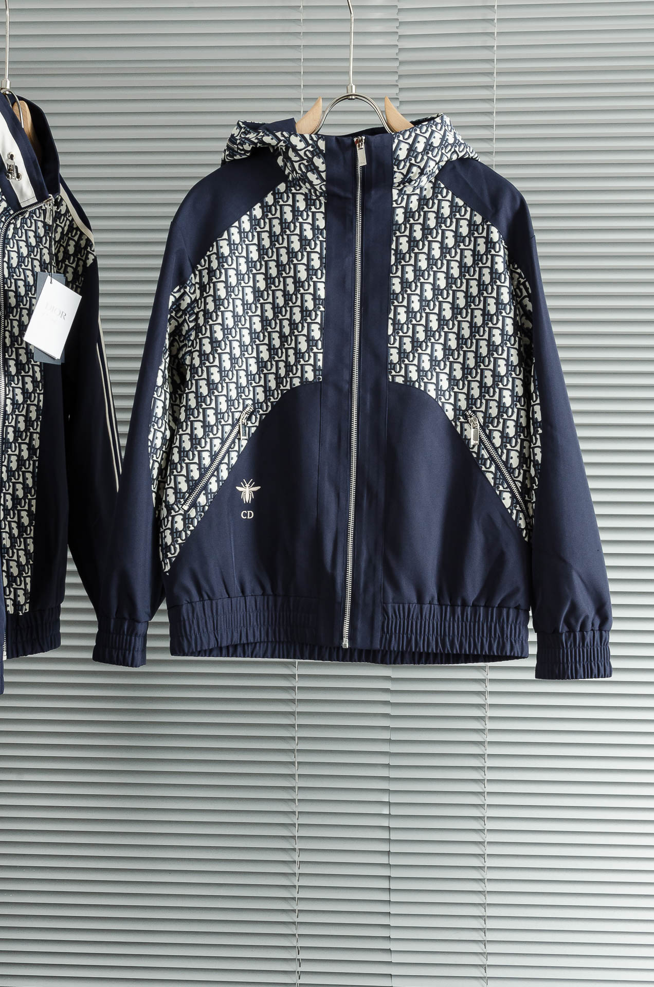 NO:520212,New# Dior Oblique Hooded Utility Vest 六六六六六六六六六六六六六六六六六六六六六六六六六六六六六六六六六六六六六六六六六六六六六六六六六六六六六六六六六六六六六六六六六六六六六六六六六六六六六六六六六六六六六六六六六六六六六六六六六六六六六六六六六六六六六六六六六六六六六六六六六六六六六六六六六六六六六六六六六六六六六六六六六六六六六六六六六六六六六六六六六六六六六19860909New# Dior Oblique Hooded Utility Vest 迪奥经典老花夹克外套｜实用主义中的法式美学 这款外套以标志性的蓝色 Oblique 提花为设计主轴,彰显品牌辨识度的同时强化潮流属性.部饰刺绣 “CHRISTIAN DIOR” Logo 码数M-XXXL,,dior,dior,jackets & coats,jackets & coats,alexander wang,Men's clothing