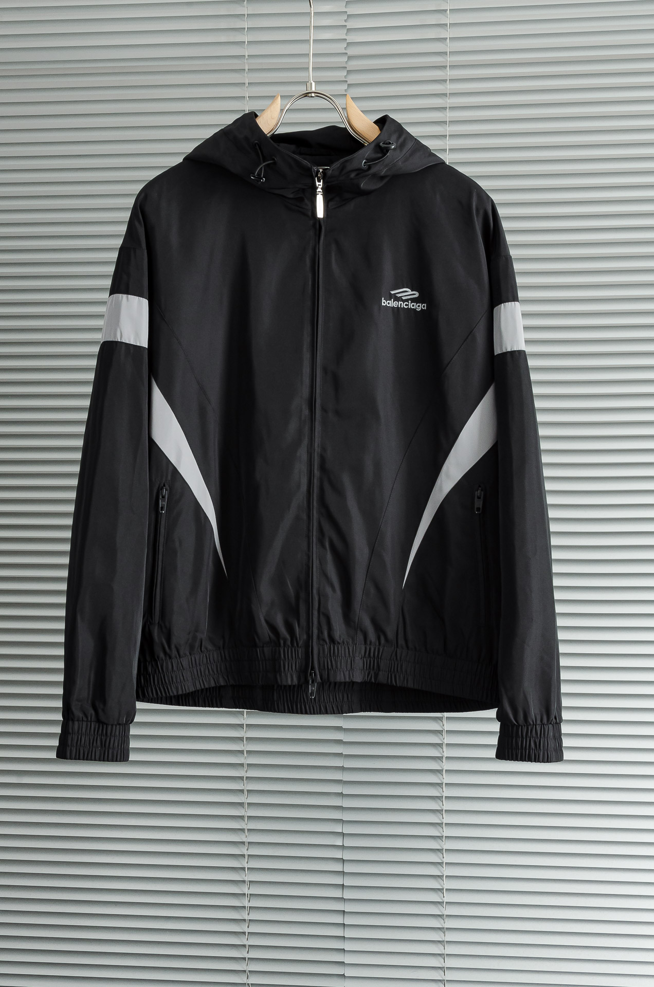 NO:520208,New# Balenciaga 2025ss Spring and Summer New Product New Functional Waterproof Fabric Outdoor Hooded Jacket!  With its excellent fabric performance, unique design highlights and simple and fashionable style positioning, it has become the first choice for outdoor travel!  It can not only meet your various needs in outdoor activities, but also demonstrate your personality and taste!  The customized high-density nylon fabric has a silky texture, which not only makes it comfortable to touch, but also has excellent windproof and water repellent properties, which can effectively block the bad weather in the outside world!  It also has good wear resistance and tear resistance, ensuring that your clothes can always be kept intact and durable during outdoor activities!  A specially designed integrated hood provides additional protection for the head, allowing you to stay warm and comfortable in the outdoor environment that is stormy and stormy!  The overall design is simple and elegant, and the streamlined silhouette design makes the wearer look more fashionable and dynamic!  High-version physical shooting What you see is what you get Size m-xxxL,,balenciaga,jackets & coats,jackets & coats,hats,alexander wang19860909New# 巴黎世家 2025ss春夏新品 新款功能性防水面料户外连帽夹克外套！以其出色的面料性能、独特的设计亮点和简约时尚的风格定位,成为了户外出行的首选！它不仅能够满足您在户外活动中的各种需求,更能彰显您的个性和品味！定制的高密度尼龙面料,质地丝滑,不仅触感舒适,更具备出色的防风、拒水性能,能够有效阻挡外界的恶劣天气！同时它还具有良好的耐磨性和防撕裂特性,确保您在户外活动时,衣物能够始终保持完整和耐用！特别设计的一体式帽兜,为头部提供额外的保护,让您在风雨交加的户外环境中也能保持温暖和舒适！ 整体设计简洁大方,流线型廓形设计让穿着者看起来更加时尚和动感！ 高版本实物拍摄 所见即所得 尺码 m-xxxL,,balenciaga,jackets & coats,jackets & coats,hats,alexander wang,Men's clothing