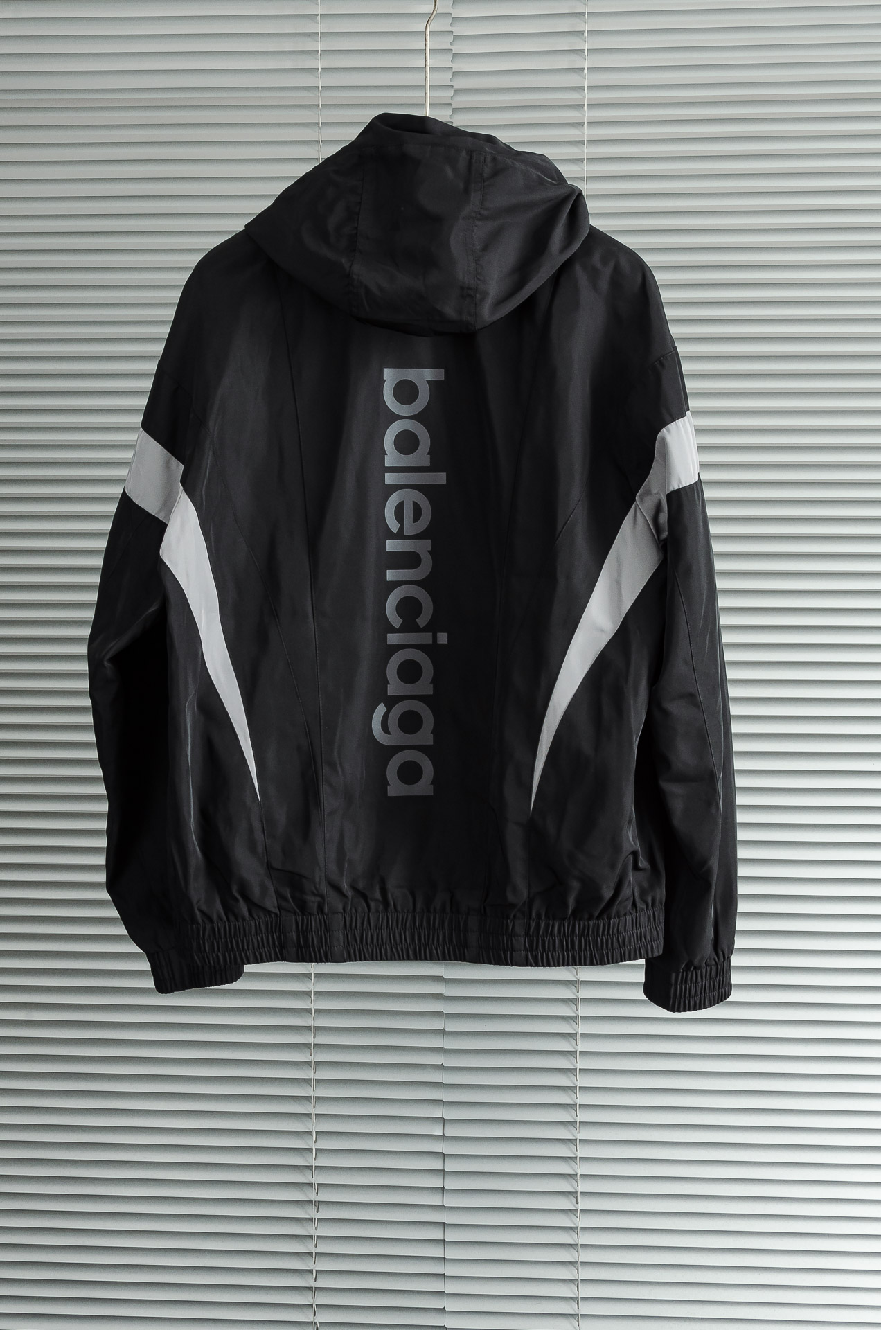 巴黎世家 2025ss春夏新品 新款功能性防水面料户外连帽夹克外套！以其出色的面料性能、独特的设计亮点和