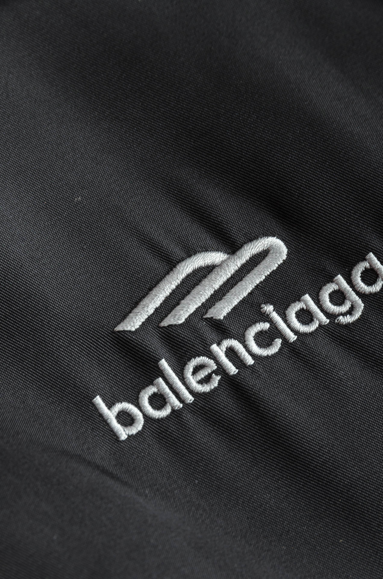 巴黎世家 2025ss春夏新品 新款功能性防水面料户外连帽夹克外套！以其出色的面料性能、独特的设计亮点和