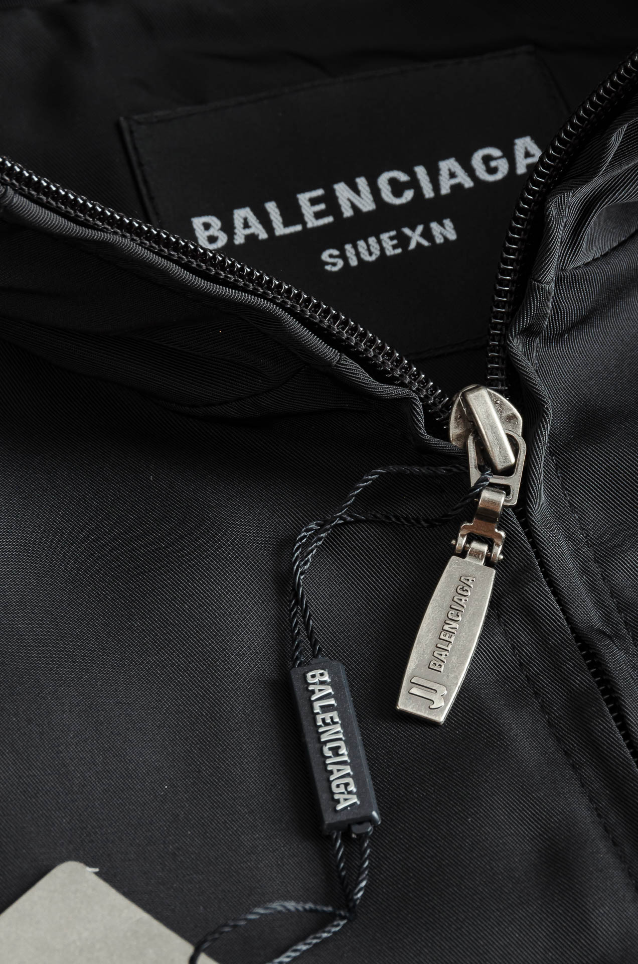 巴黎世家 2025ss春夏新品 新款功能性防水面料户外连帽夹克外套！以其出色的面料性能、独特的设计亮点和