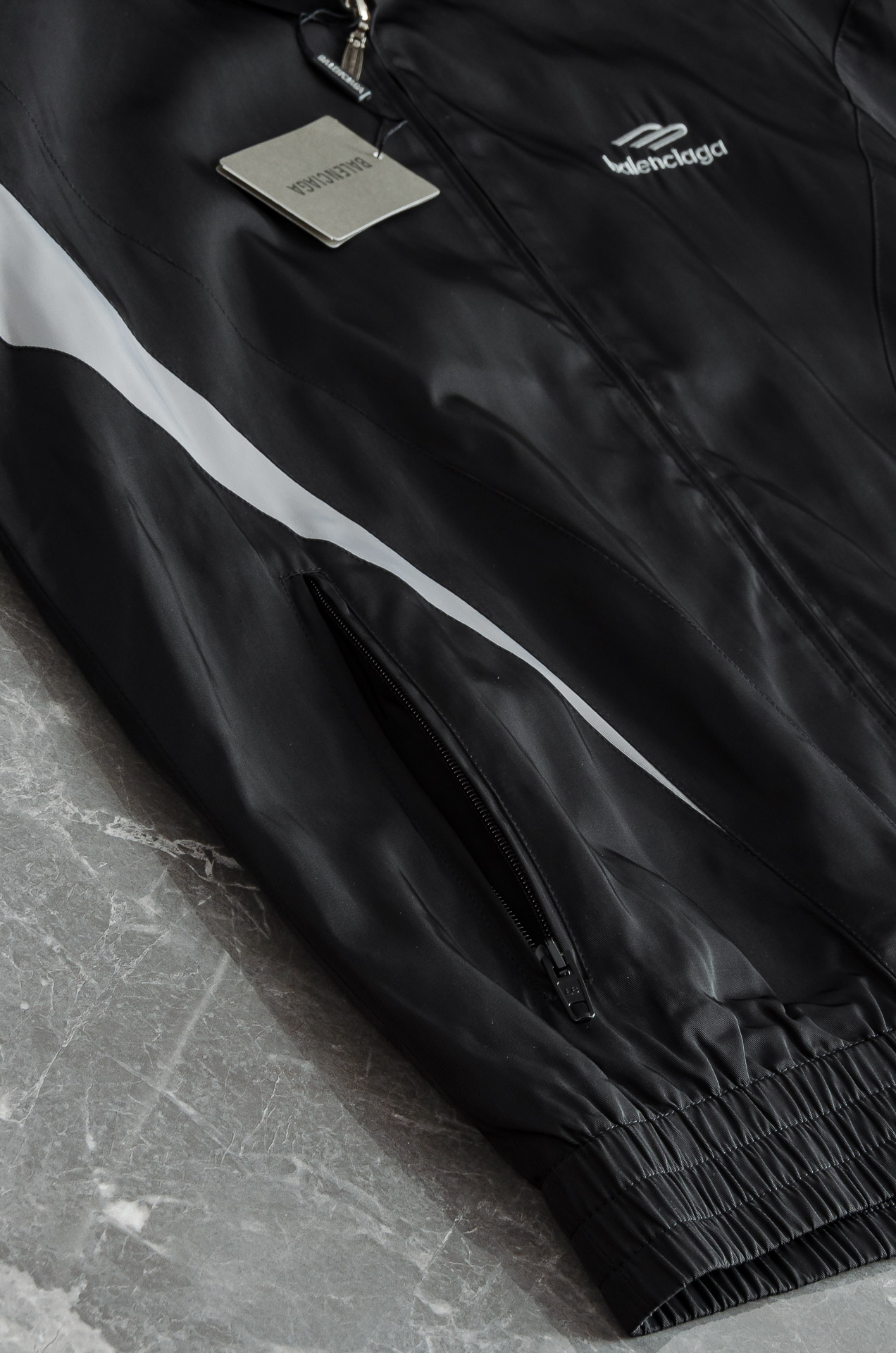 巴黎世家 2025ss春夏新品 新款功能性防水面料户外连帽夹克外套！以其出色的面料性能、独特的设计亮点和