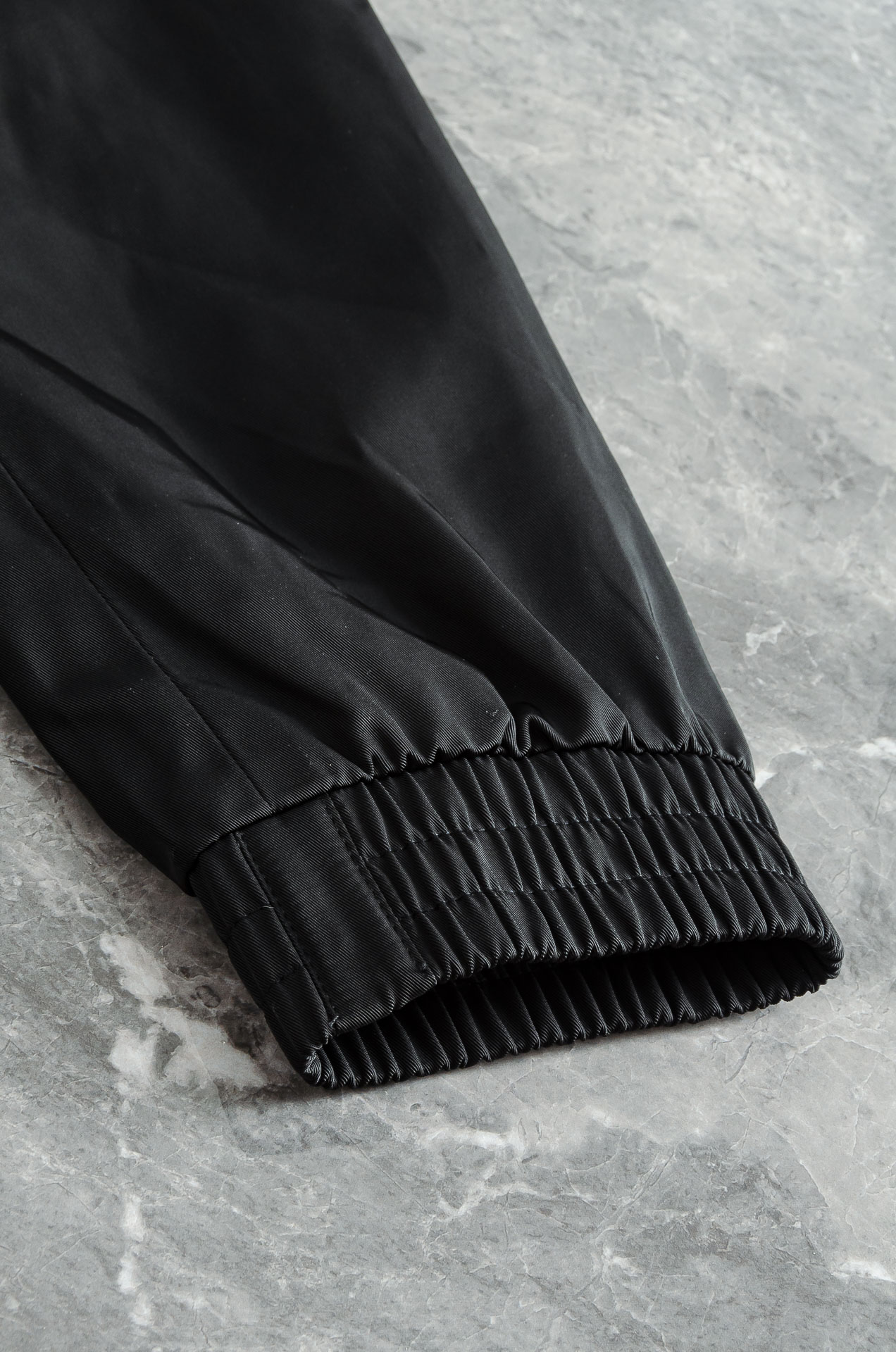 巴黎世家 2025ss春夏新品 新款功能性防水面料户外连帽夹克外套！以其出色的面料性能、独特的设计亮点和