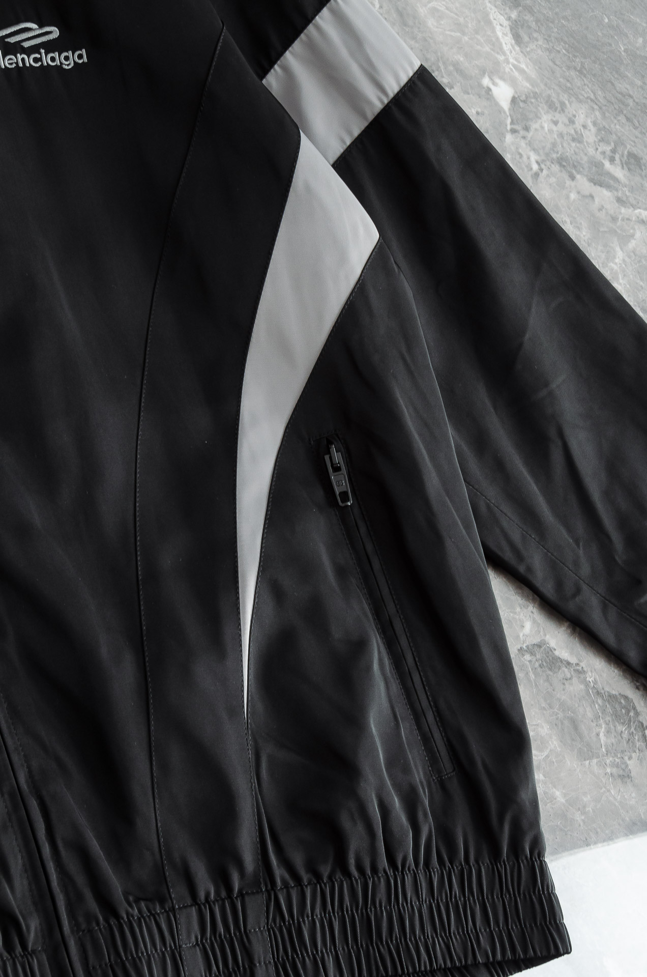 巴黎世家 2025ss春夏新品 新款功能性防水面料户外连帽夹克外套！以其出色的面料性能、独特的设计亮点和