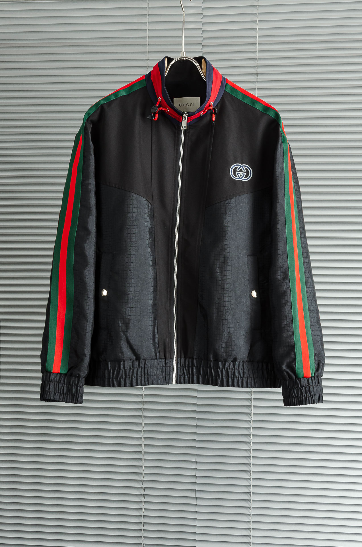 NO:520224,New# Gucci 2025FW alphabet fashion stand collar casual jacket # with its unique design style instantly enhances the overall fashion sense. The stand collar design not only makes the neck lines look longer, but also adds a bit of ability and neatness. The letter decoration on the body of the clothes uses bright colors and unique fonts to highlight the wearer's personality and unruly, making the whole piece full of youthful vitality. In terms of fabric, this one uses soft and comfortable materials to ensure the comfort and skin-friendly feeling of wearing. The loose style design does not pick on the figure, and can be easily controlled whether it is for daily travel or casual gatherings.  In addition, this style is also extremely matching. Whether it is simple or elegant, it can show different styles and charms. Whether it is young people who pursue fashion or a quality-oriented lifestyle, this letter fashionable stand collar casual is a rare choice. 48-56,,gucci,jackets & coats,jackets & coats,alexander wang19860909New#  Gucci 2025FW字母时尚立领休闲夹克外套#以其独特的设计风格,瞬间提升了整体的时尚感.的立领设计,不仅显得颈部线条更加修长,还增添了几分干练与利落的气息.衣身上的字母装饰,采用了鲜明的色彩与独特的字体,彰显出穿着者的个性与不羁,让整件充满了青春活力. 面料上,这款选用了柔软舒适的材质,确保了穿着的舒适度与亲肤感.宽松的版型设计,不挑身材,无论是日常出行还是休闲聚会,都能轻松驾驭. 此外,这款的搭配性也极强,无论是搭配简约的与,还是优雅的,都能展现出不同的风格与魅力.无论是追求时尚的年轻人,还是注重品质的生活家,这款字母时尚立领休闲都是不可多得的选择. 48-56,,gucci,jackets & coats,jackets & coats,alexander wang,Men's clothing