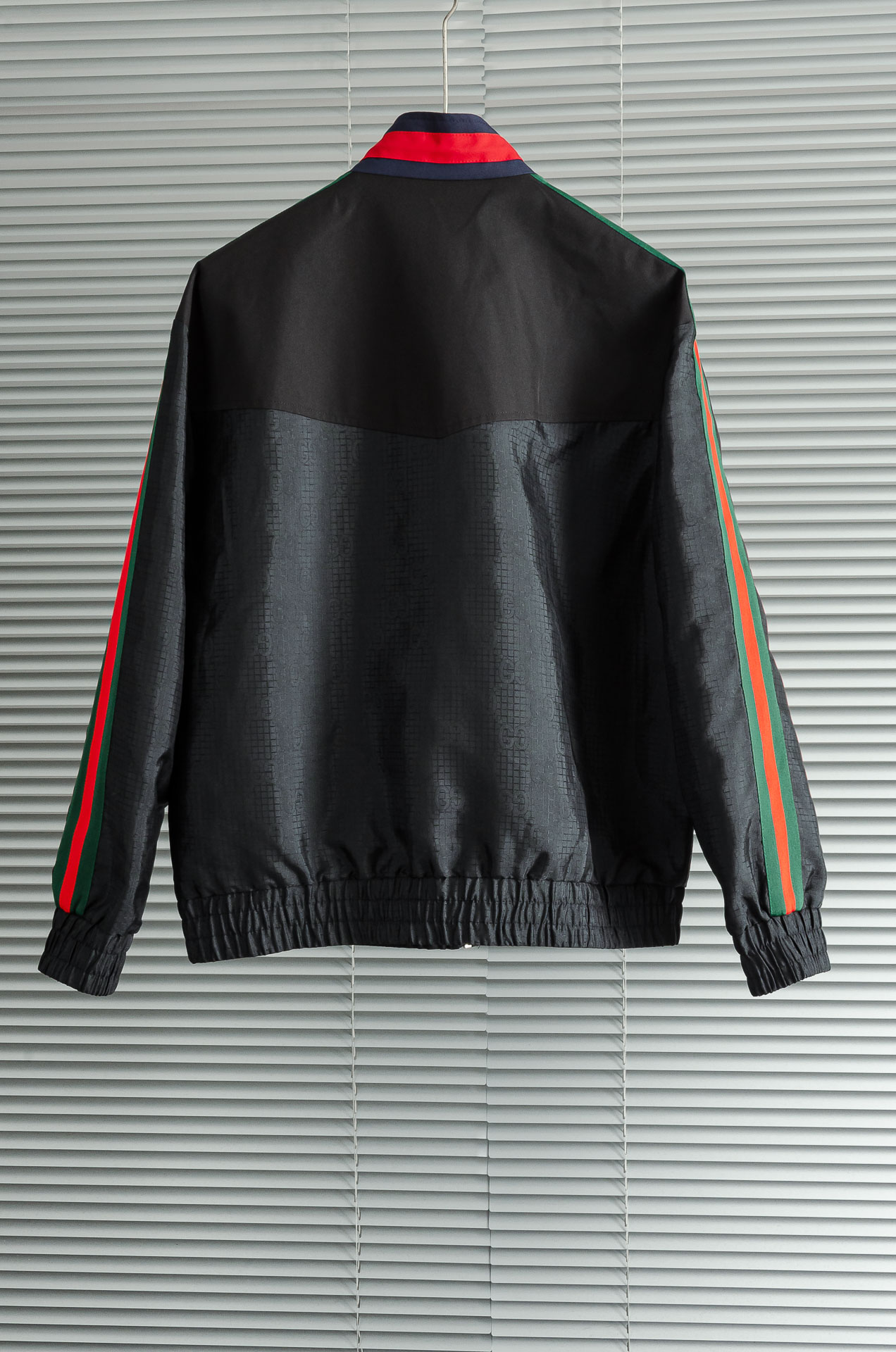 Gucci 2025FW字母时尚立领休闲夹克外套#以其独特的设计风格，瞬间提升了整体的时尚感。的立领设计