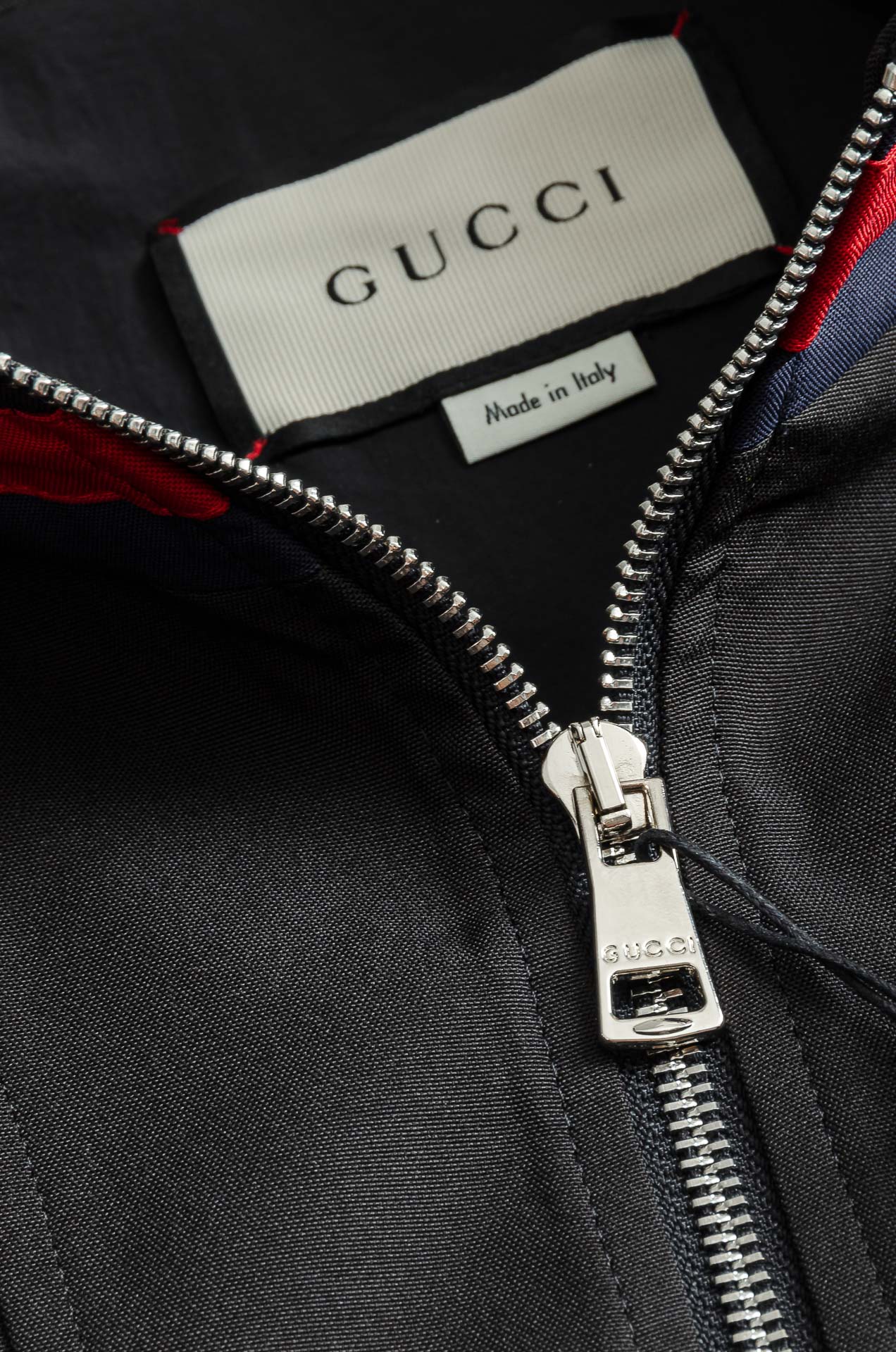 Gucci 2025FW字母时尚立领休闲夹克外套#以其独特的设计风格，瞬间提升了整体的时尚感。的立领设计