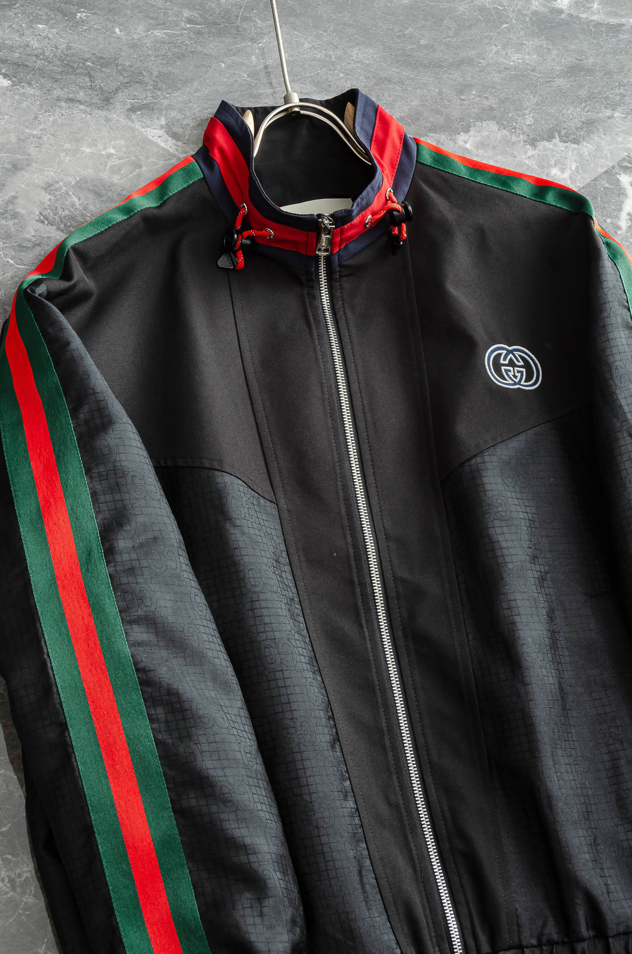 Gucci 2025FW字母时尚立领休闲夹克外套#以其独特的设计风格，瞬间提升了整体的时尚感。的立领设计