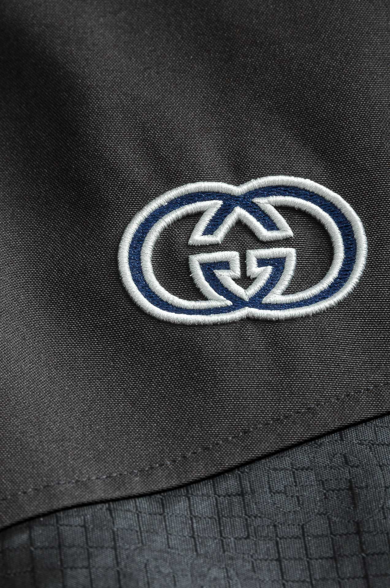 Gucci 2025FW字母时尚立领休闲夹克外套#以其独特的设计风格，瞬间提升了整体的时尚感。的立领设计