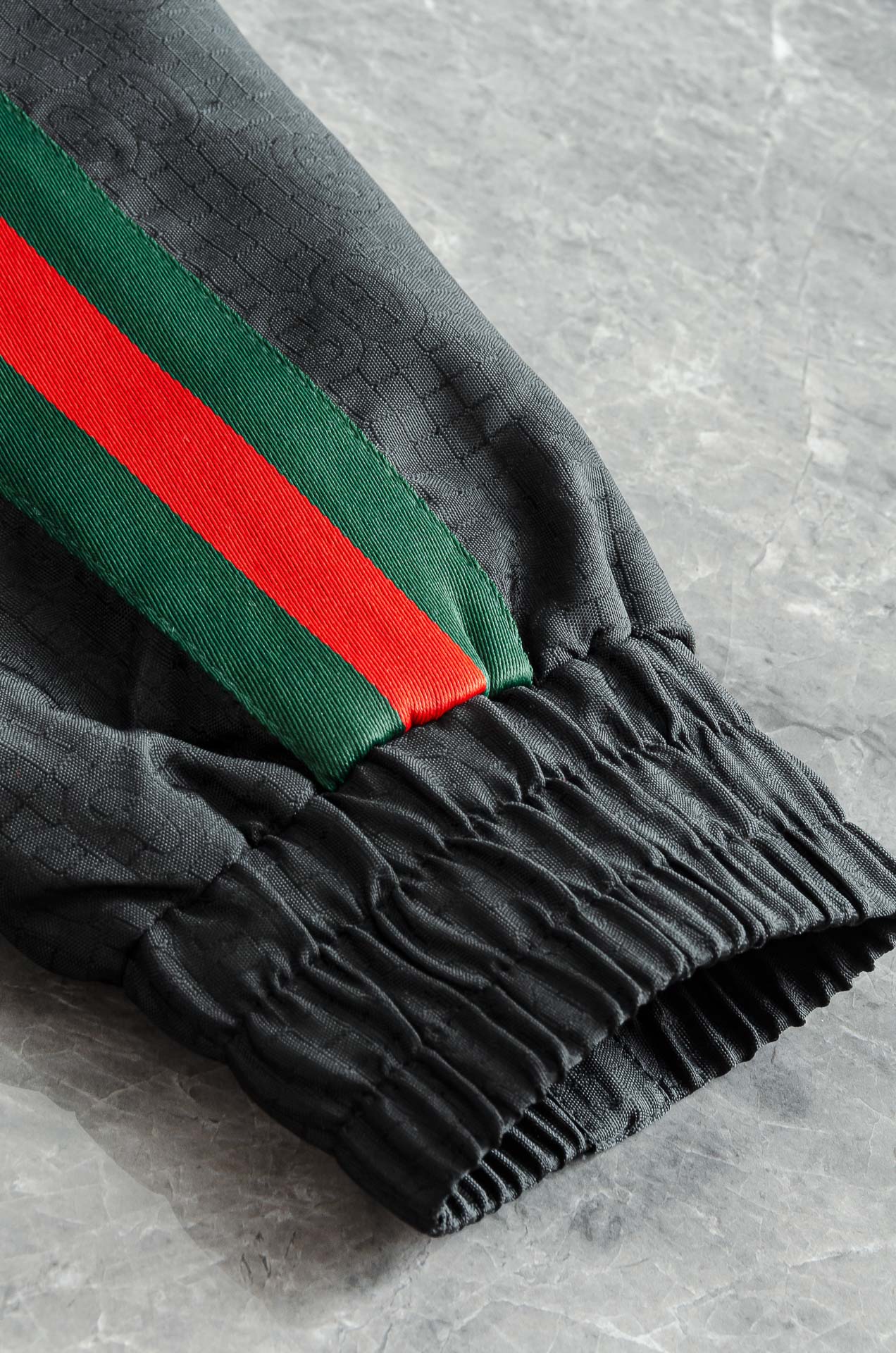 Gucci 2025FW字母时尚立领休闲夹克外套#以其独特的设计风格，瞬间提升了整体的时尚感。的立领设计