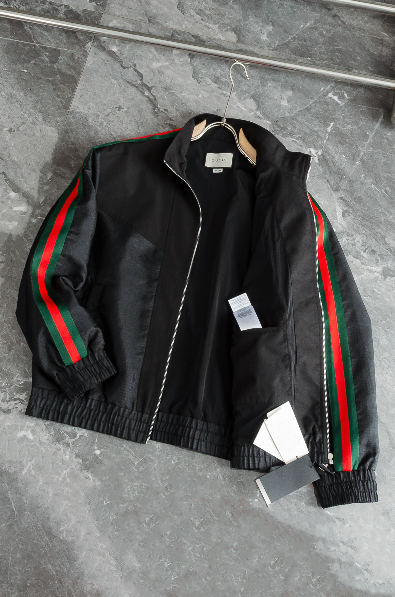 Gucci 2025FW字母时尚立领休闲夹克外套#以其独特的设计风格，瞬间提升了整体的时尚感。的立领设计