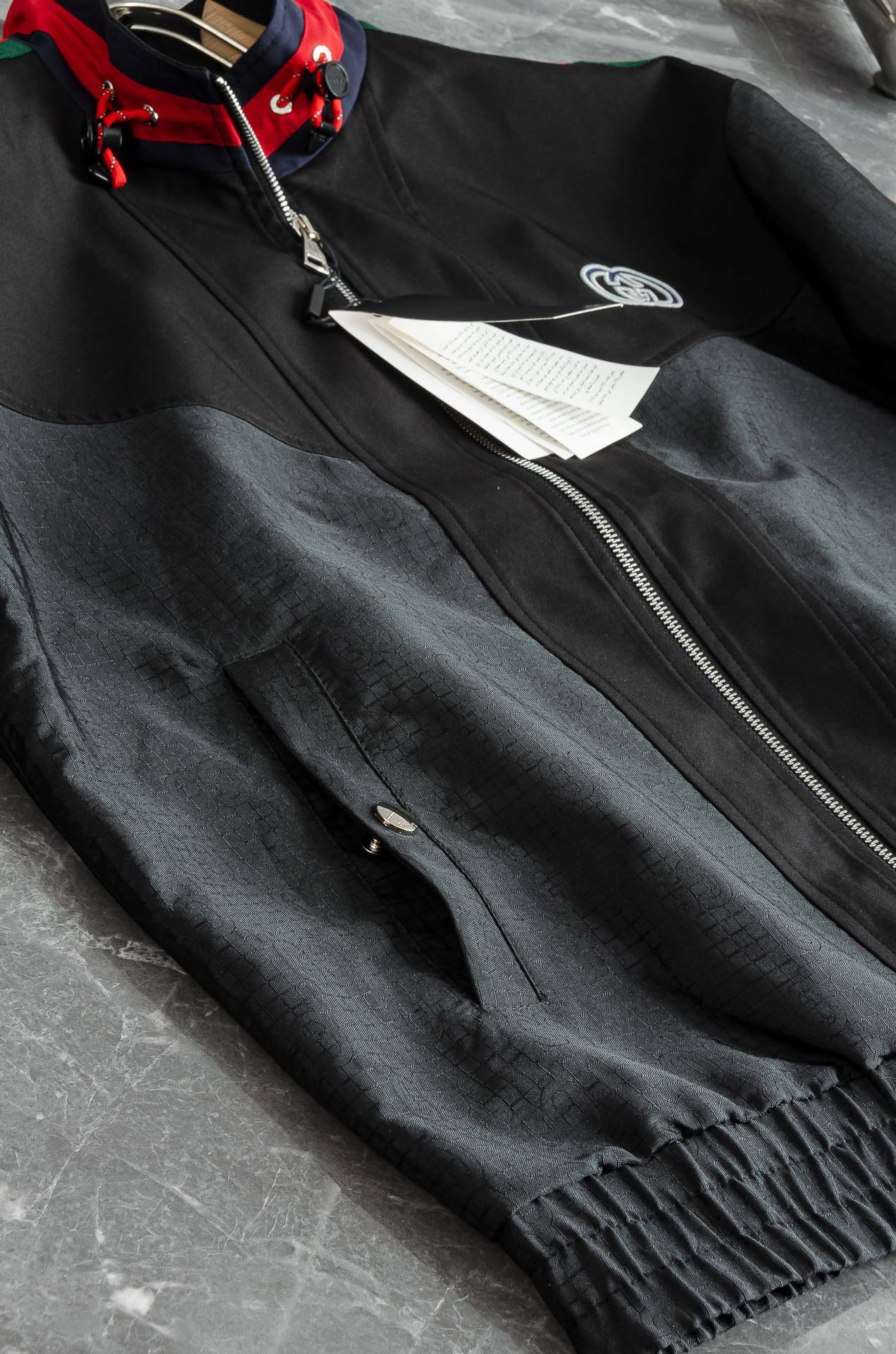 Gucci 2025FW字母时尚立领休闲夹克外套#以其独特的设计风格，瞬间提升了整体的时尚感。的立领设计