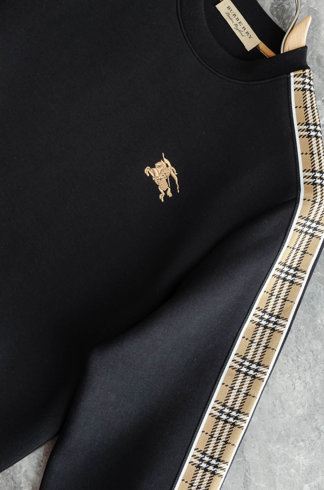 BURBERRY 2025FW新品 空气层肌理感客供进口舒适透气挺括版 拼皮料修饰拉链翻领长袖男士卫衣#