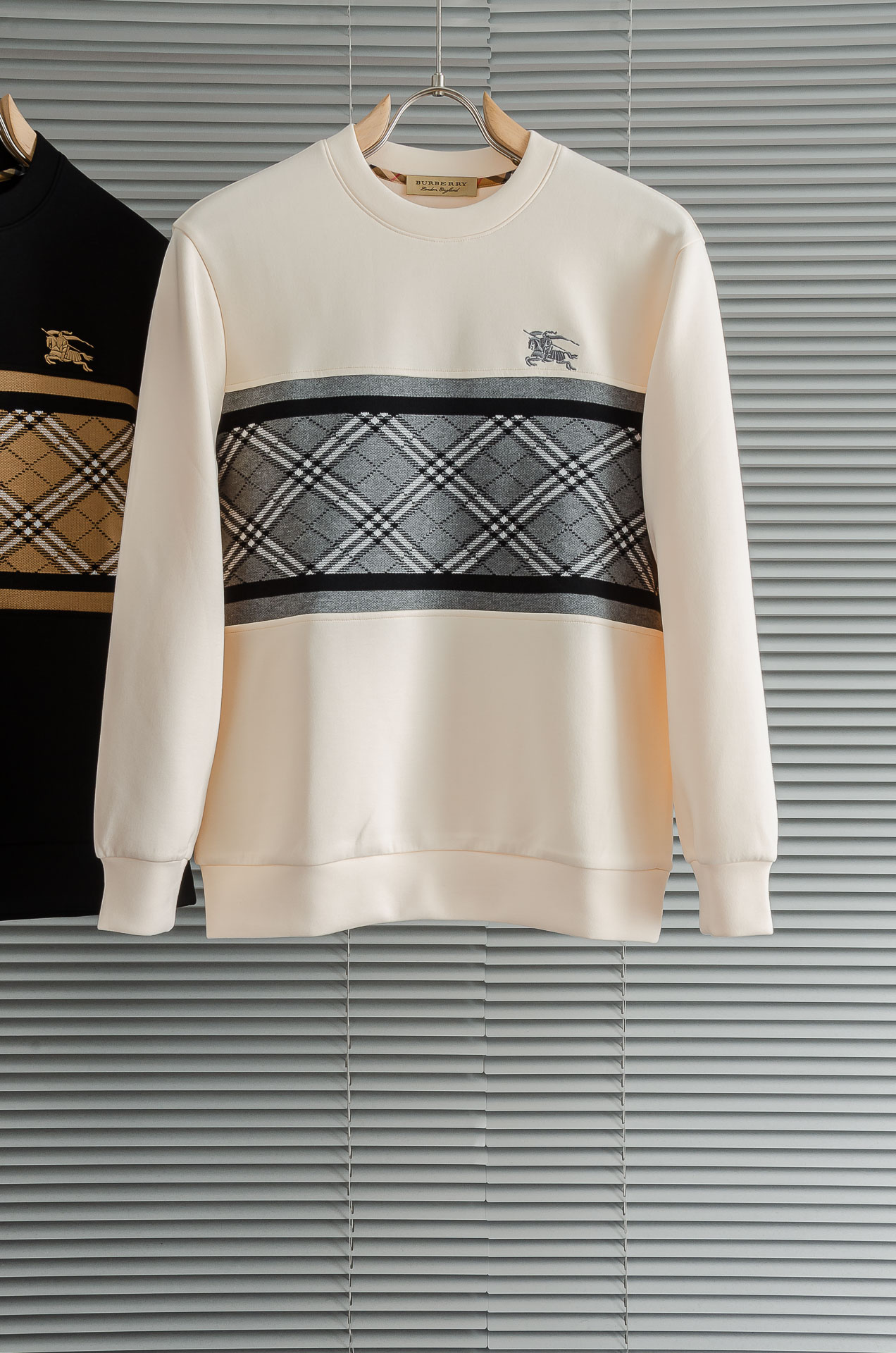 NO:520221,New# BURBERRY 2025FW new product, air layer texture, customer-supplied imported comfortable and breathable crisp version, leather-adjusted zipper lapel long-sleeved men's sweatshirt # Use imported fabric 58.6 polyester fiber 18.8 cotton 18.8 viscose 3.8 spandex The texture is tough and upright and stylish, the style is three-dimensional and not easy to wrinkle, the upper body is comfortable but not soft, the skin is delicate, and it has a strong performance of breathable and moisture absorption during exercise. It is very comfortable to wear close to the body, and there is no discomfort!  And this design is also a distinctive banner style of the high street today. It is simple, low-key and textured, very handsome, and very representative product. It is more in line with the current aesthetics. It is really rare. There are few fashionable and easy-to-wear fashion sweatshirt items at present, so it is more meaningful and worth looking forward to. Whether it is the design or wiring, it is the highest level of craftsmanship, and the details in each place are meticulous and exquisite!  !  Size 48-56 (M-XXXL), Burberry, hoodie, sweatshirts, alexander wang19860909New#  BURBERRY 2025FW新品 空气层肌理感客供进口舒适透气挺括版 拼皮料修饰拉链翻领长袖男士卫衣# 选用进口面料58.6聚酯纤维 18.8 棉 18.8粘纤 3.8 氨纶 质感硬朗挺拔有型,版型立体不易起皱,上身舒适却不失柔软度,亲肤细腻,在运动时起到透气吸湿的强悍性能,贴身穿着都非常舒适,毫无不适感可言！并且这种设计也是当下高街的鲜明旗帜款式,简约低调有质感,非常的帅气,十分具有代表性的产物,更加符合当下的审美,真的非常少见,目前很少有这种时尚又好穿的时尚卫衣单品,所以更具备入手的意义,也更加值得期待,无论是此款的设计,走线,都是走的最高级别的工艺等级,每一处的细节都是一丝不苟,相当考究！！ 尺码48-56（M-XXXL）,,burberry,hoodie,sweatshirts,alexander wang,Men's clothing