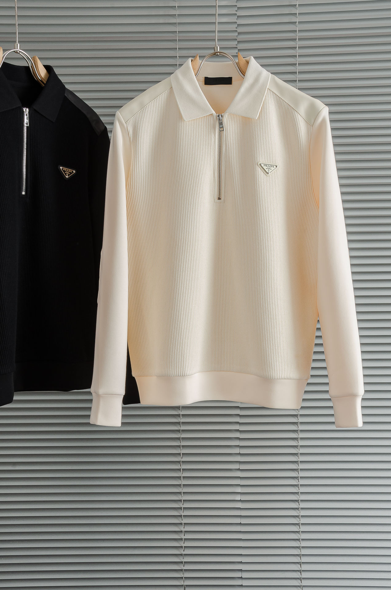 NO:520220,New# prada 2025FW new product, air layer texture, customer-supplied imported comfortable breathable and crisp version, leather-adjusted zipper lapel long-sleeved men's sweatshirt # Use imported fabric 58.6 polyester fiber 18.8 cotton 18.8 viscose 3.8 spandex The texture is tough and upright and stylish, the style is three-dimensional and not easy to wrinkle, the upper body is comfortable but not soft, the skin is delicate, and it has a strong performance of breathable and moisture absorption during exercise. It is very comfortable to wear close to the body, and there is no discomfort!  And this design is also a distinctive banner style of the high street today. It is simple, low-key and textured, very handsome, and very representative product. It is more in line with the current aesthetics. It is really rare. There are few fashionable and easy-to-wear fashion sweatshirt items at present, so it is more meaningful and worth looking forward to. Whether it is the design or wiring, it is the highest level of craftsmanship, and the details in each place are meticulous and exquisite!  !  Size 48-56 (M-XXXL), prada, hoodie, sweatshirts, alexander wang19860909New#  prada 2025FW新品 空气层肌理感客供进口舒适透气挺括版 拼皮料修饰拉链翻领长袖男士卫衣# 选用进口面料58.6聚酯纤维 18.8 棉 18.8粘纤 3.8 氨纶 质感硬朗挺拔有型,版型立体不易起皱,上身舒适却不失柔软度,亲肤细腻,在运动时起到透气吸湿的强悍性能,贴身穿着都非常舒适,毫无不适感可言！并且这种设计也是当下高街的鲜明旗帜款式,简约低调有质感,非常的帅气,十分具有代表性的产物,更加符合当下的审美,真的非常少见,目前很少有这种时尚又好穿的时尚卫衣单品,所以更具备入手的意义,也更加值得期待,无论是此款的设计,走线,都是走的最高级别的工艺等级,每一处的细节都是一丝不苟,相当考究！！ 尺码48-56（M-XXXL）,,prada,hoodie,sweatshirts,alexander wang,Men's clothing