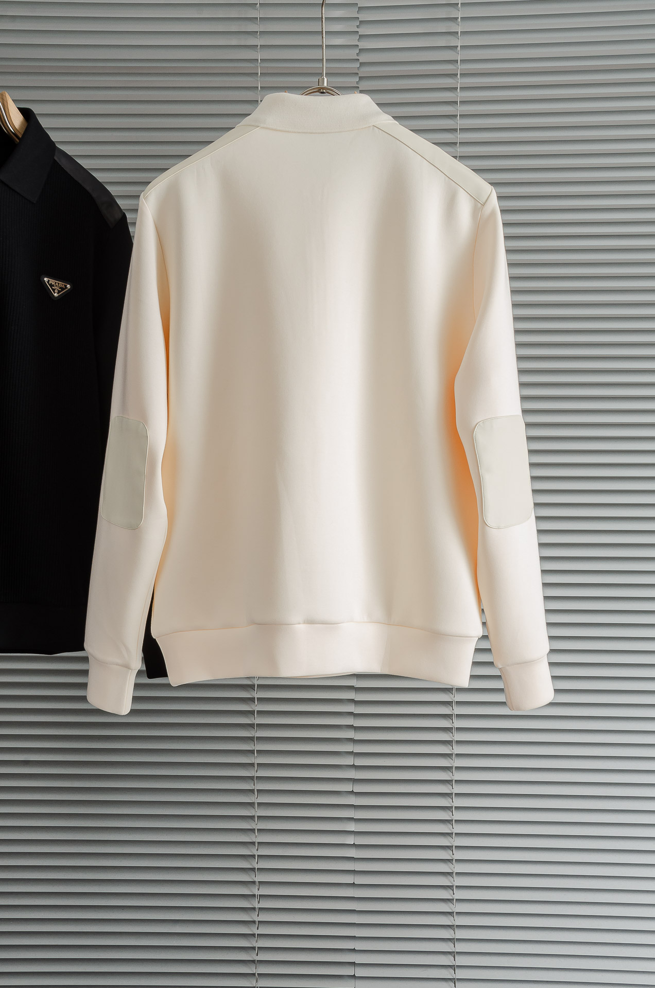 Prada 2025FW新品 空气层肌理感客供进口舒适透气挺括版 拼皮料修饰拉链翻领长袖男士卫衣#选用进