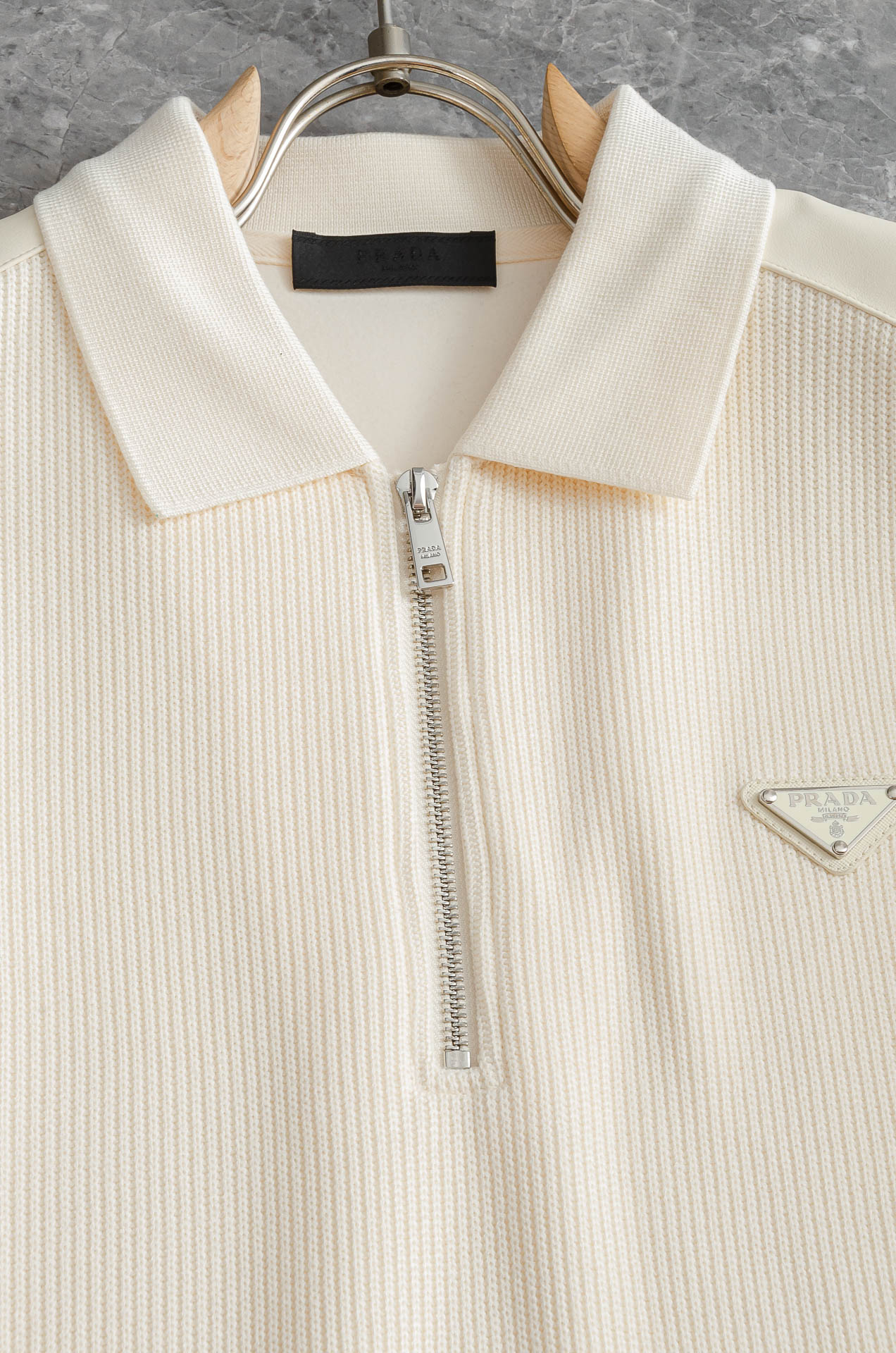 Prada 2025FW新品 空气层肌理感客供进口舒适透气挺括版 拼皮料修饰拉链翻领长袖男士卫衣#选用进