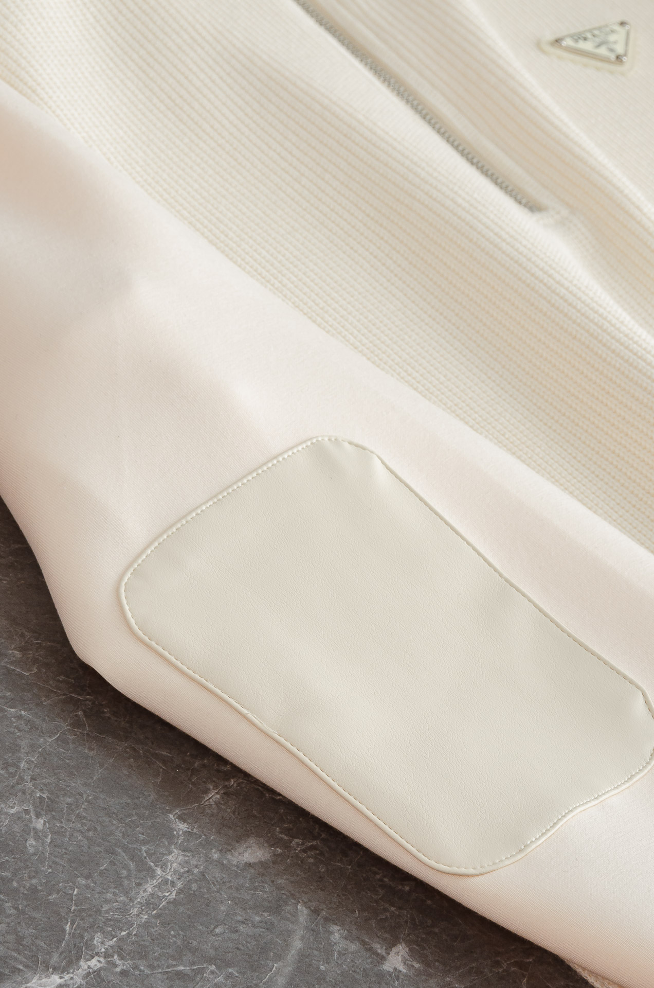 Prada 2025FW新品 空气层肌理感客供进口舒适透气挺括版 拼皮料修饰拉链翻领长袖男士卫衣#选用进