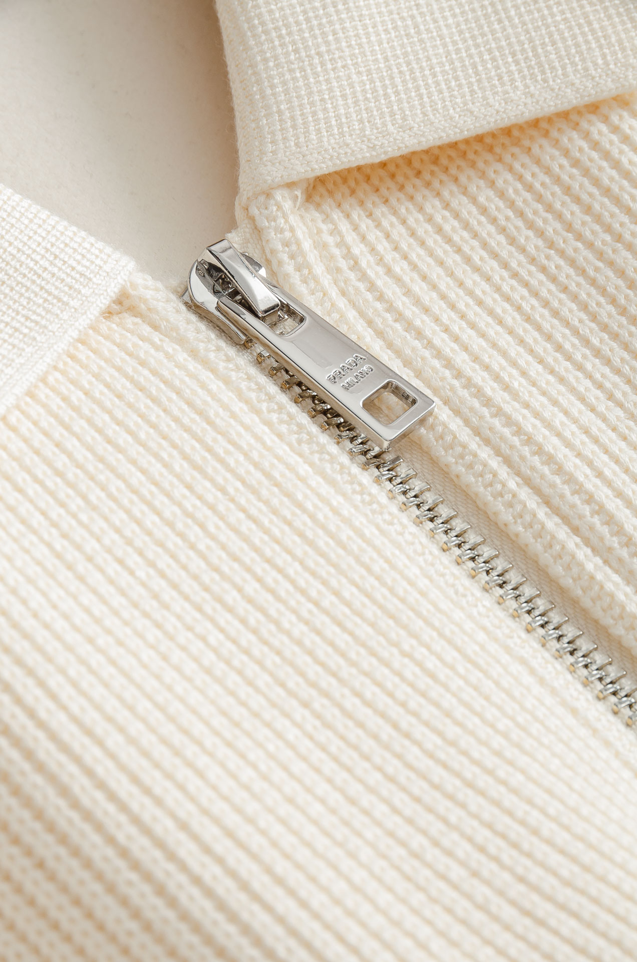 Prada 2025FW新品 空气层肌理感客供进口舒适透气挺括版 拼皮料修饰拉链翻领长袖男士卫衣#选用进