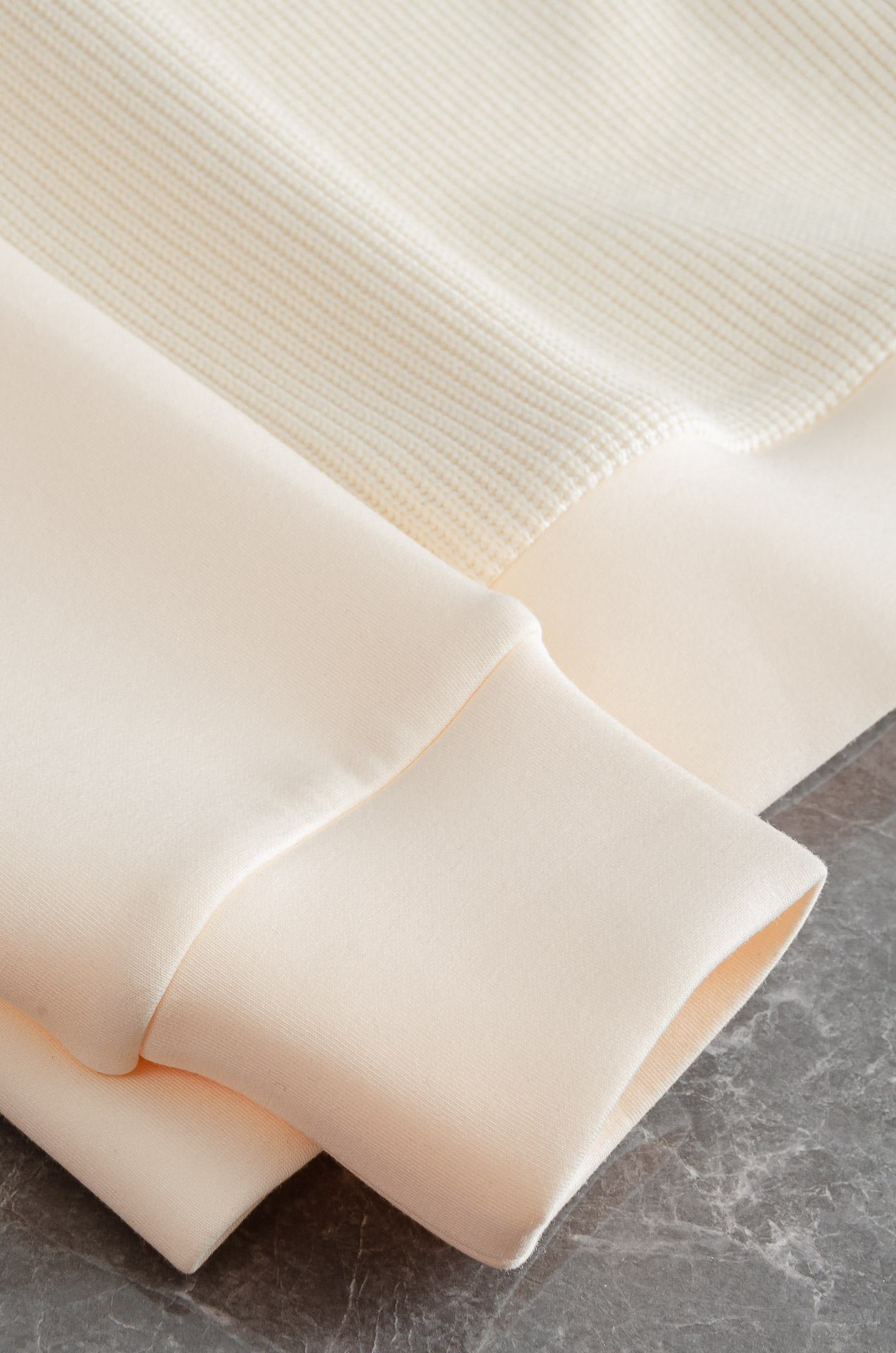 Prada 2025FW新品 空气层肌理感客供进口舒适透气挺括版 拼皮料修饰拉链翻领长袖男士卫衣#选用进