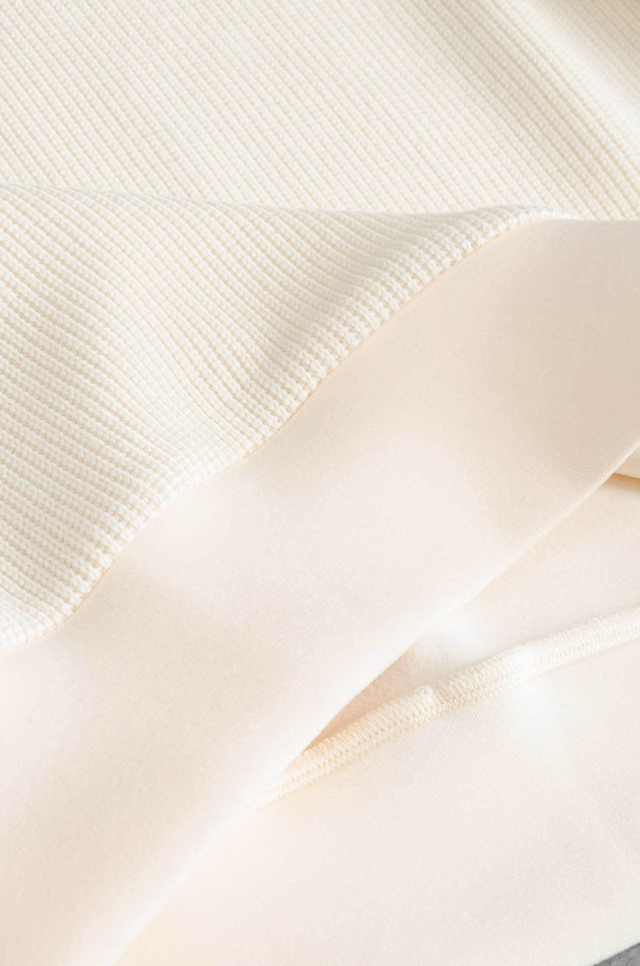 Prada 2025FW新品 空气层肌理感客供进口舒适透气挺括版 拼皮料修饰拉链翻领长袖男士卫衣#选用进